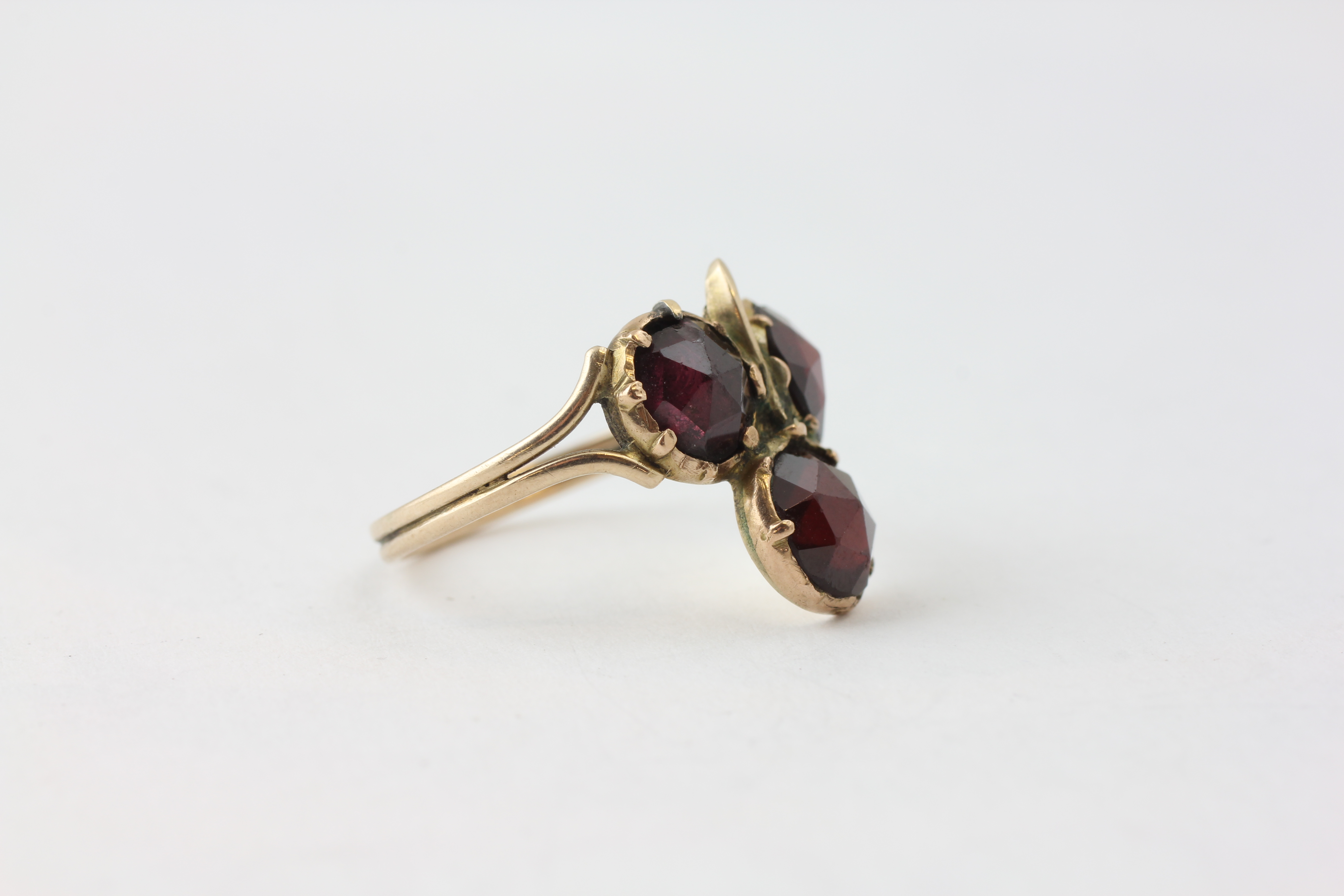 A THREE STONE AMETHYST RING OF CLOVER LEAF DESIGN, SET IN UNMARKED YELLOW METAL, - Image 2 of 5