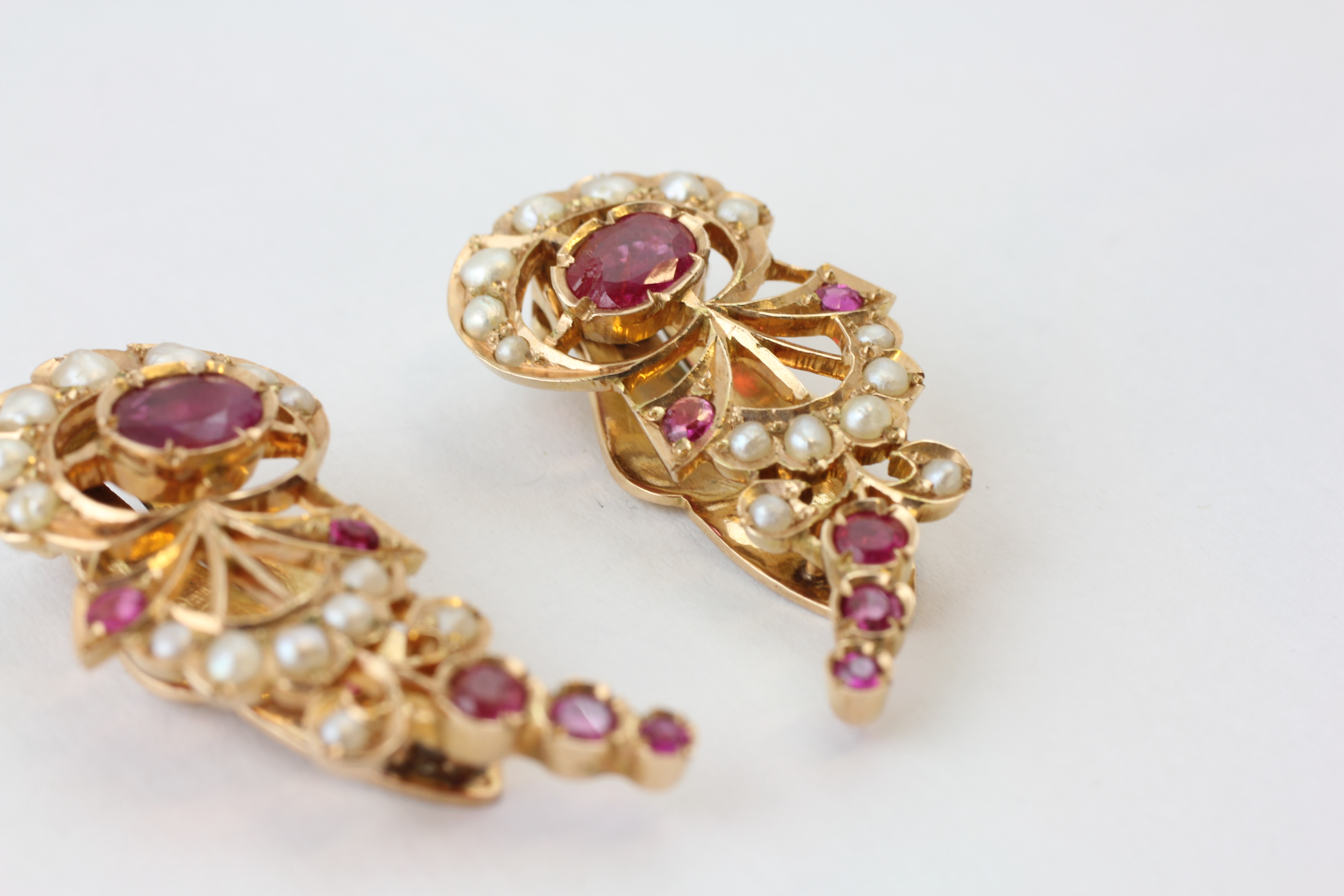 A PAIR OF RUBY AND SEED PEARL SET CLIP ON JEWELS, SET IN UNMARKED YELLOW METAL, - Image 4 of 5
