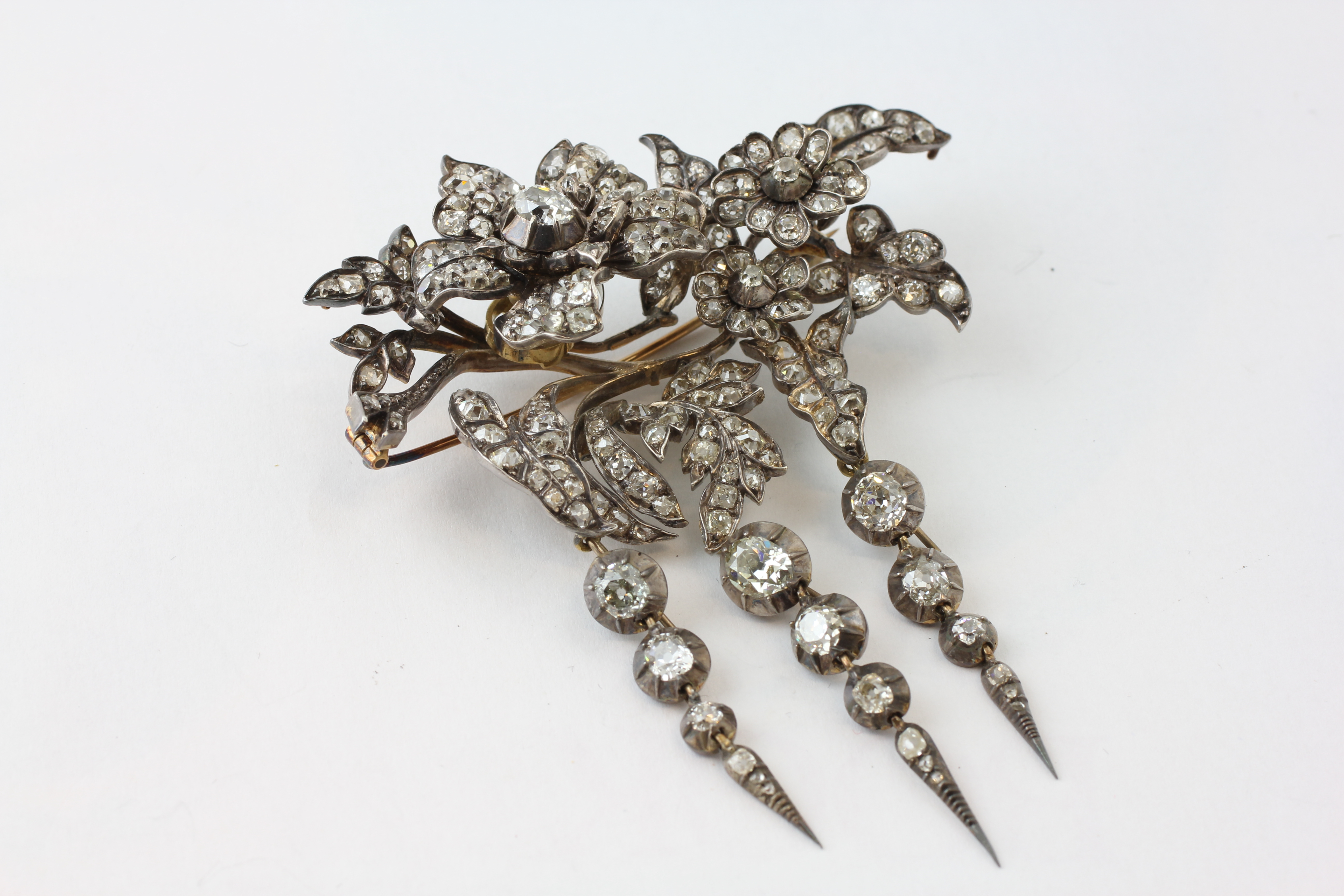 AN EDWARDIAN TREMBLANT DIAMOND BROOCH, THE PRINCIPAL OVAL CUT STONE APPROX. 6MM BY 4. - Image 2 of 9