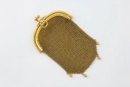 A MINIATURE YELLOW METAL CHAINMAIL LADY'S PURSE, HEIGHT 77MM, WIDTH 53MM,