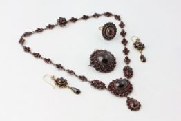 A MATCHED GROUP OF GARNET SET JEWELLERY TO INCLUDE A PENDANT NECKLACE, PENDANT EARRINGS,