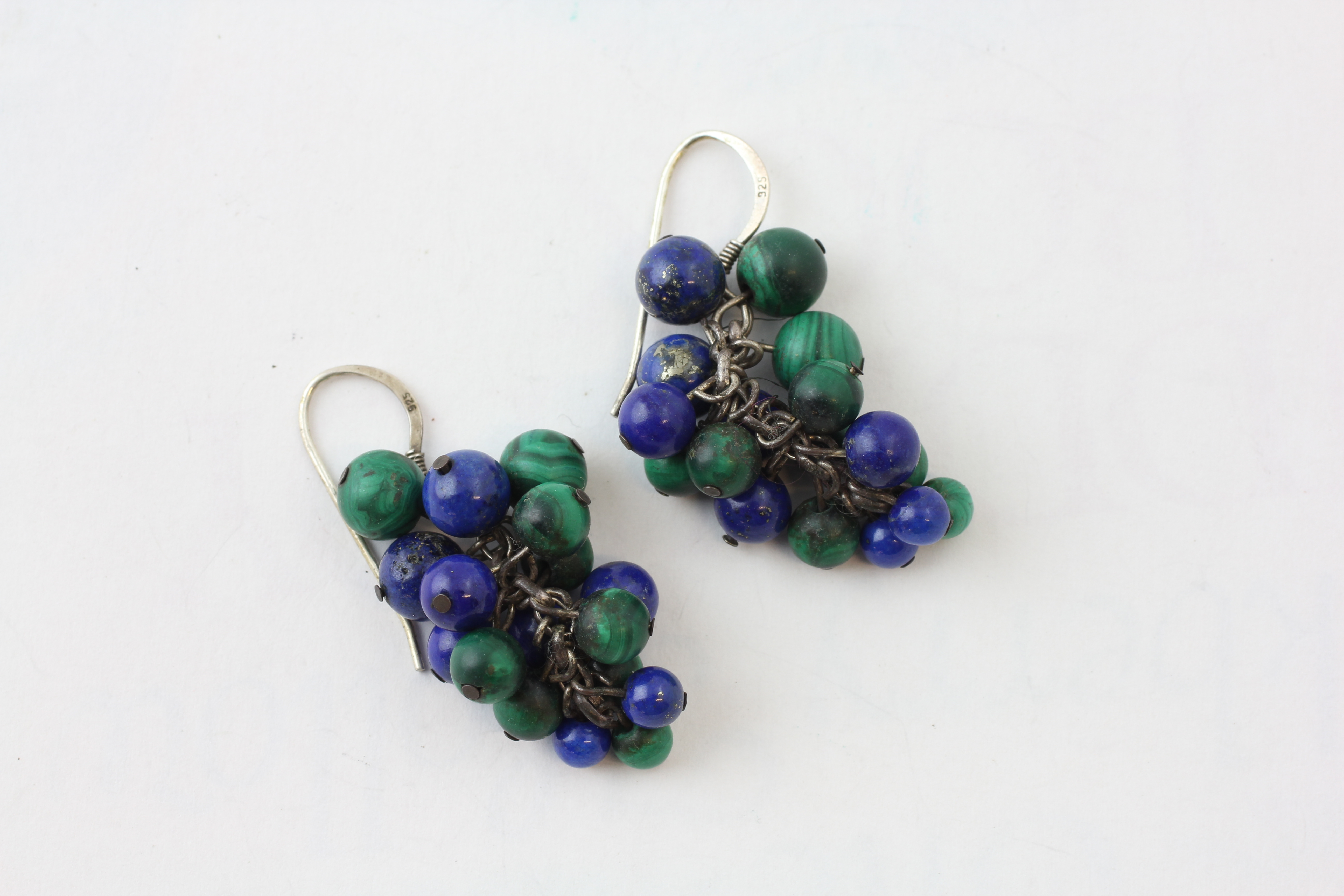 A PAIR OF STERLING SILVER COSTUME EARRINGS OF HARDSTONE CLUSTER FORM, MALACHITE AND BLUE STONES,