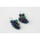 A PAIR OF STERLING SILVER COSTUME EARRINGS OF HARDSTONE CLUSTER FORM, MALACHITE AND BLUE STONES,