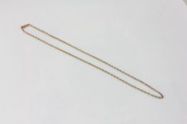 AN UNMARKED GOLD CHAIN WITH BARREL CLASP, LENGTH 43CM.