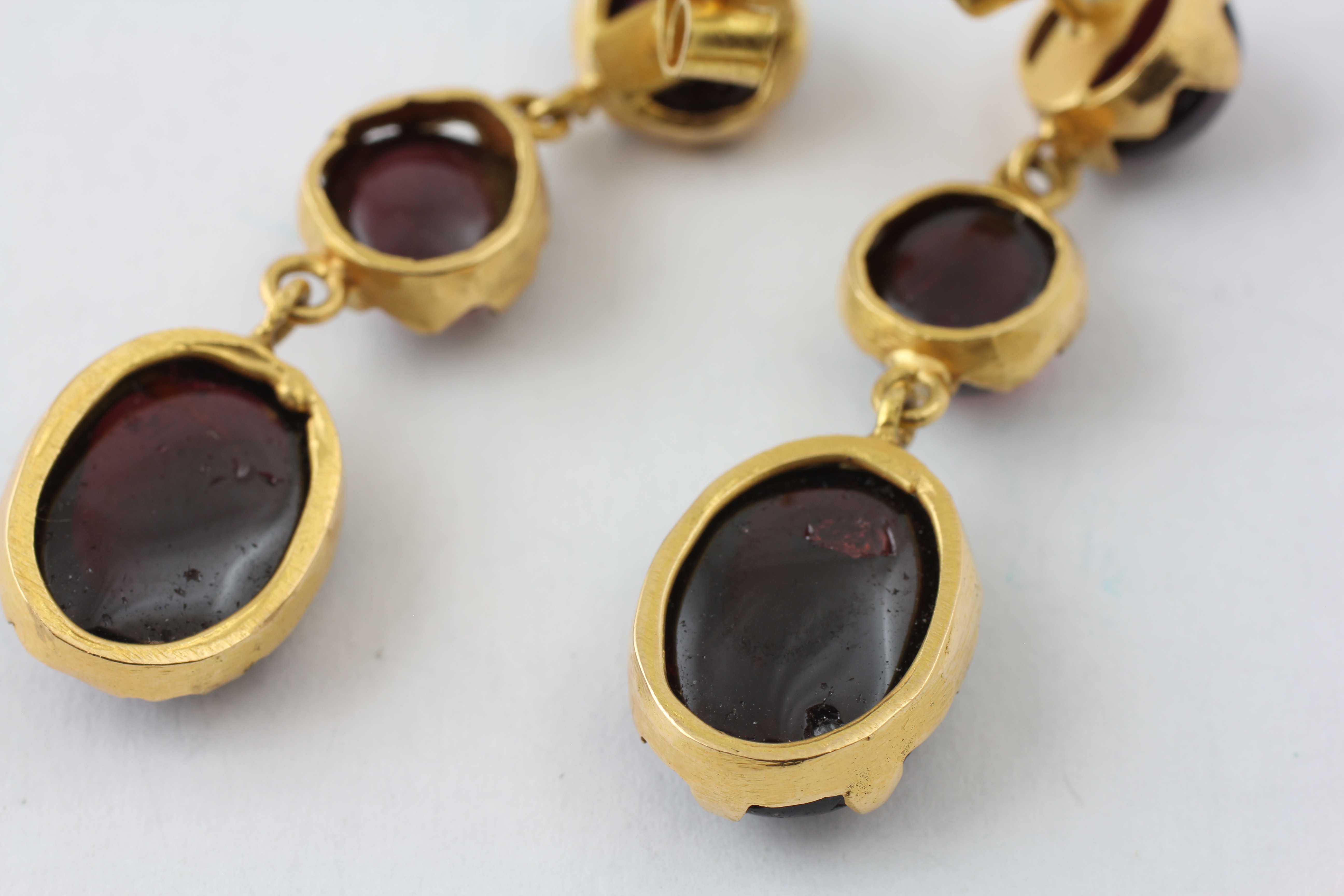 A PAIR OF AMETHYST DROP EARRINGS SET IN UNMARKED YELLOW METAL, - Image 3 of 4