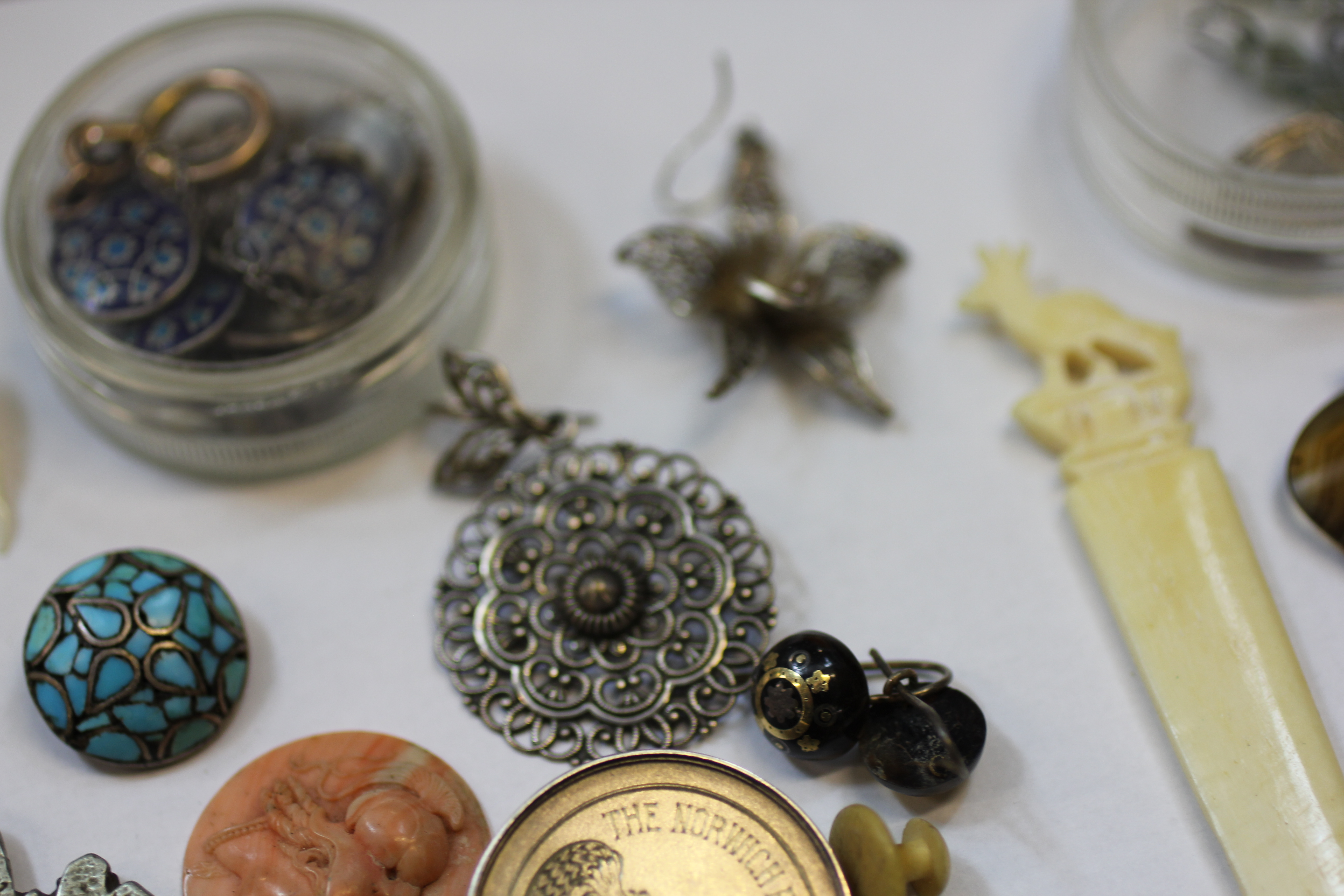 A FURTHER GROUP OF ASSORTED COSTUME JEWELLERY INCLUDING A RETICULE, AN ABALONE NECKLACE, - Image 14 of 20