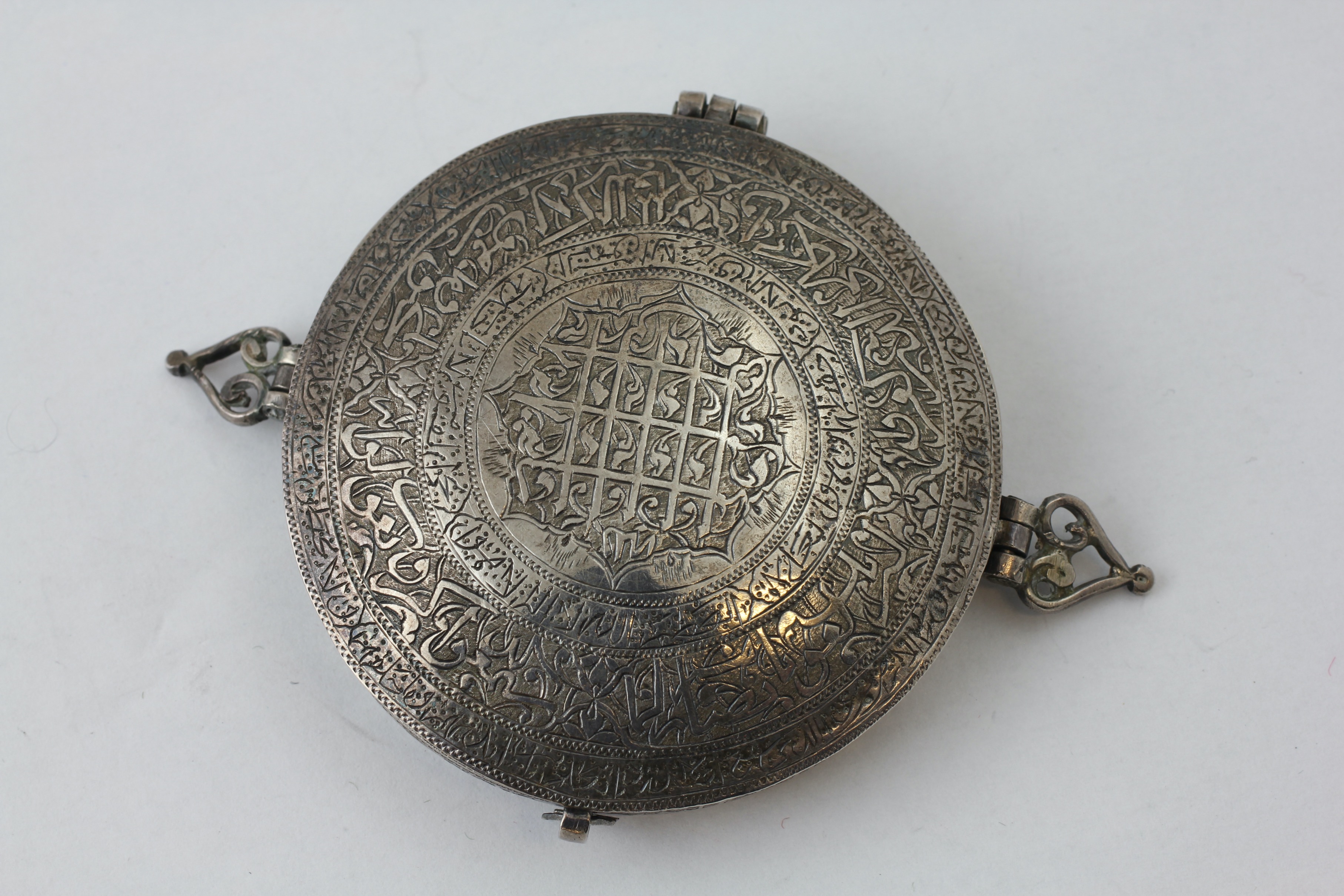 A PERSIAN SILVER AMULET, WEIGHT 33G, DIAMETER 6.