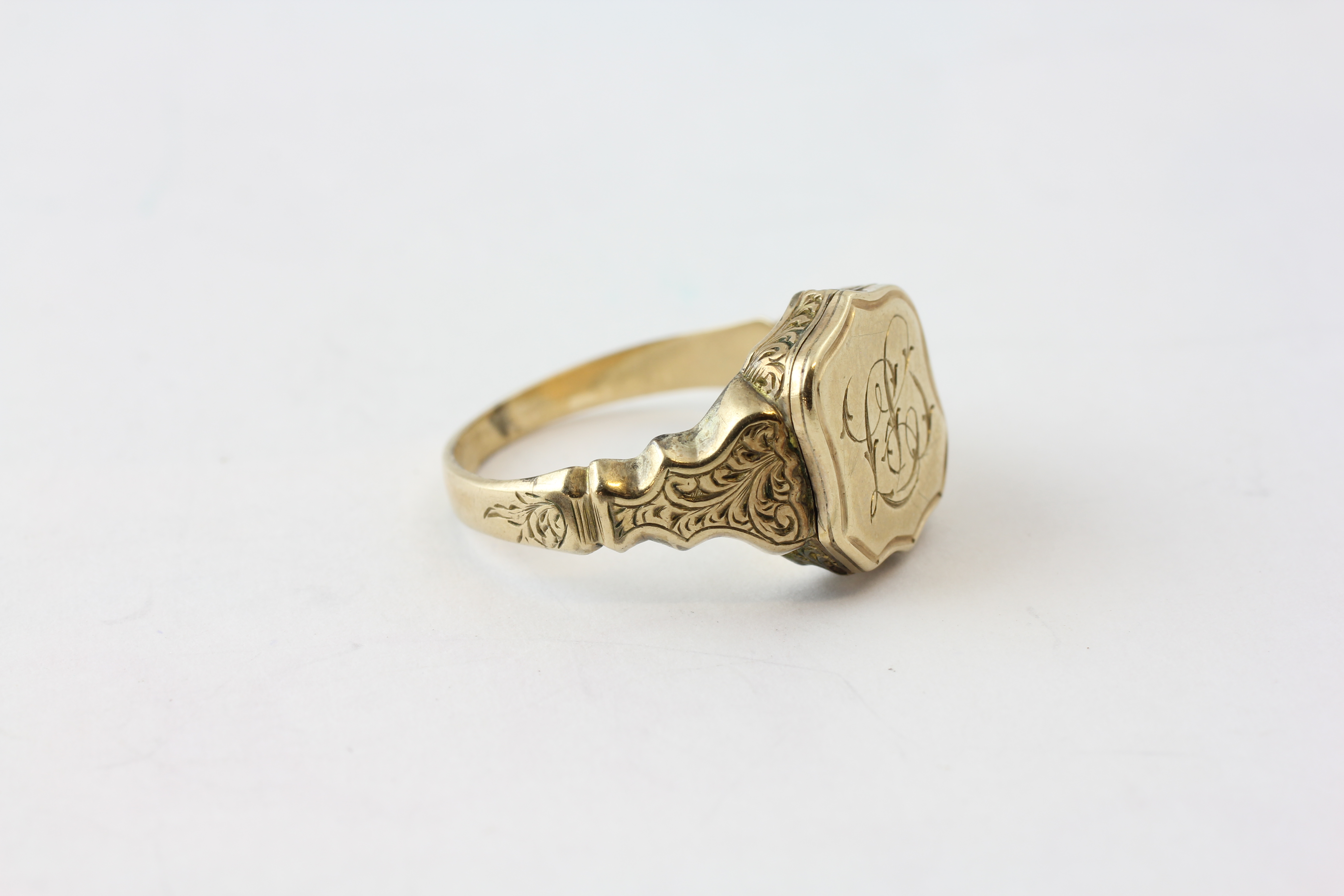 A 9CT GOLD SIGNET RING ENGRAVED WITH MONOGRAM, THE TOP HINGED REVEALING POCKET COMPARTMENT, - Image 2 of 8