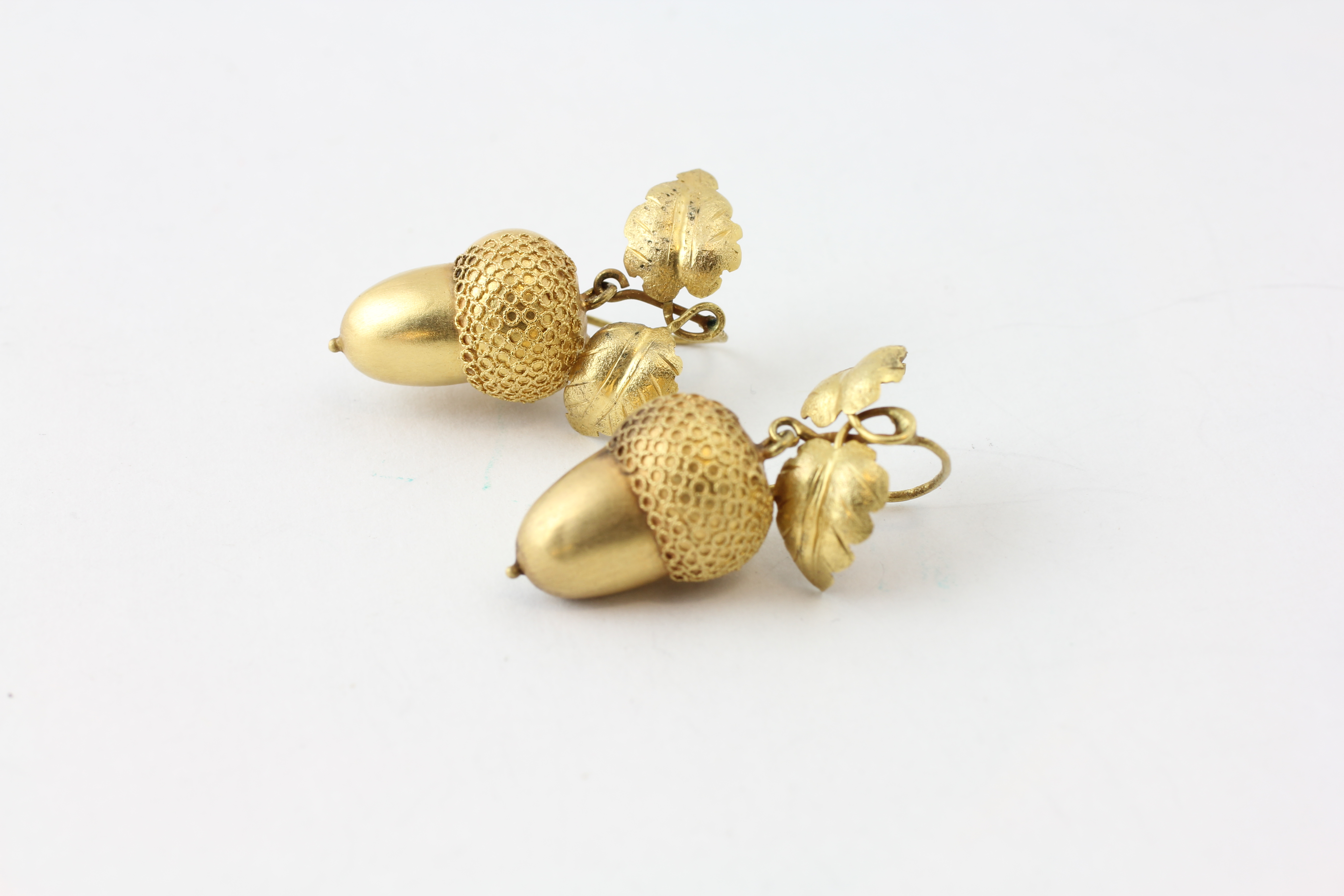 A PAIR OF UNMARKED YELLOW METAL ACORN EARRINGS (DENTED), - Image 2 of 4