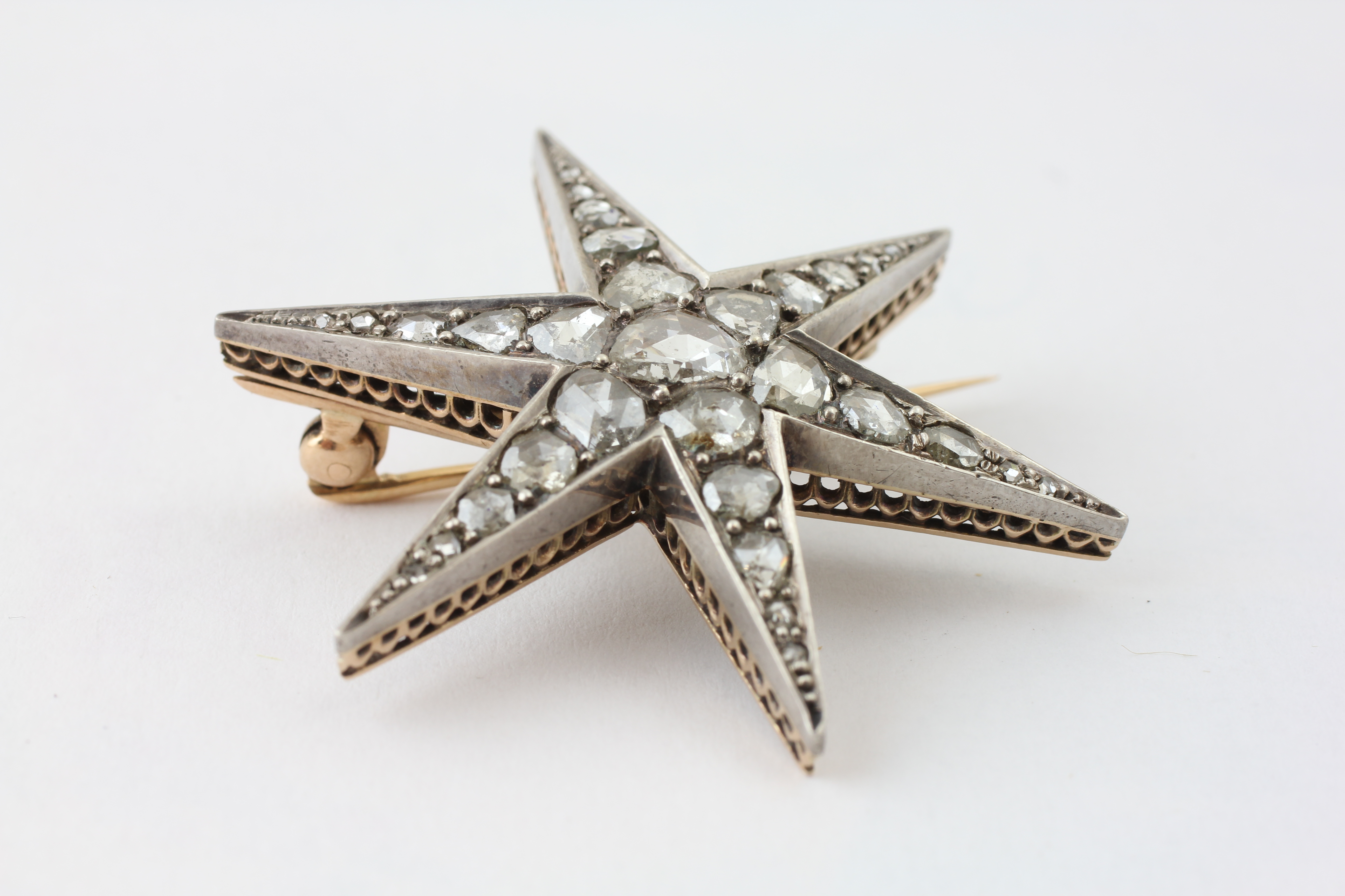 A DIAMOND BROOCH OF SIX-POINTED STAR DESIGN AND SET WITH 31 OLD CUT DIAMONDS, DIAMETER APPROX. - Image 3 of 6