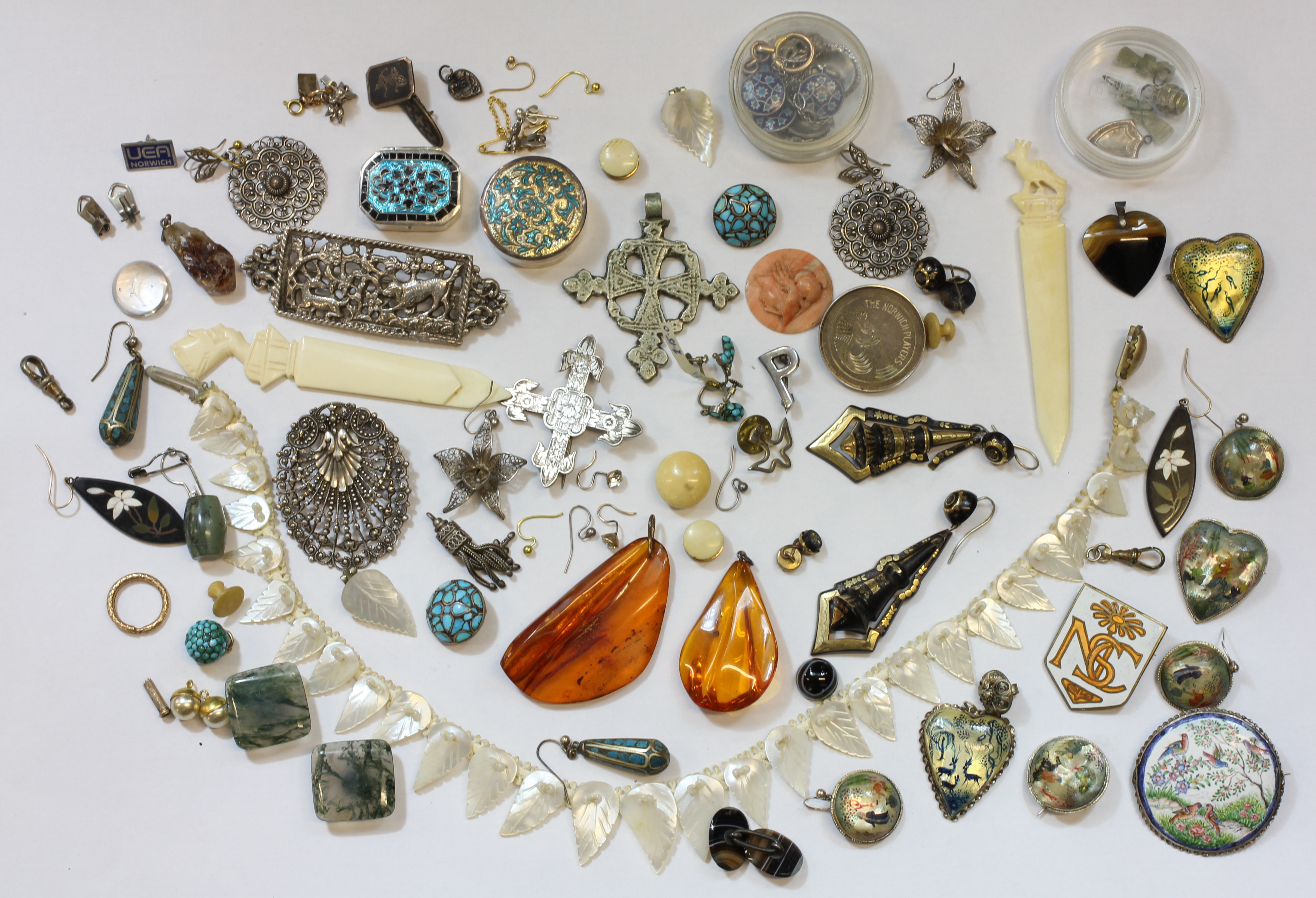 A FURTHER GROUP OF ASSORTED COSTUME JEWELLERY INCLUDING A RETICULE, AN ABALONE NECKLACE,