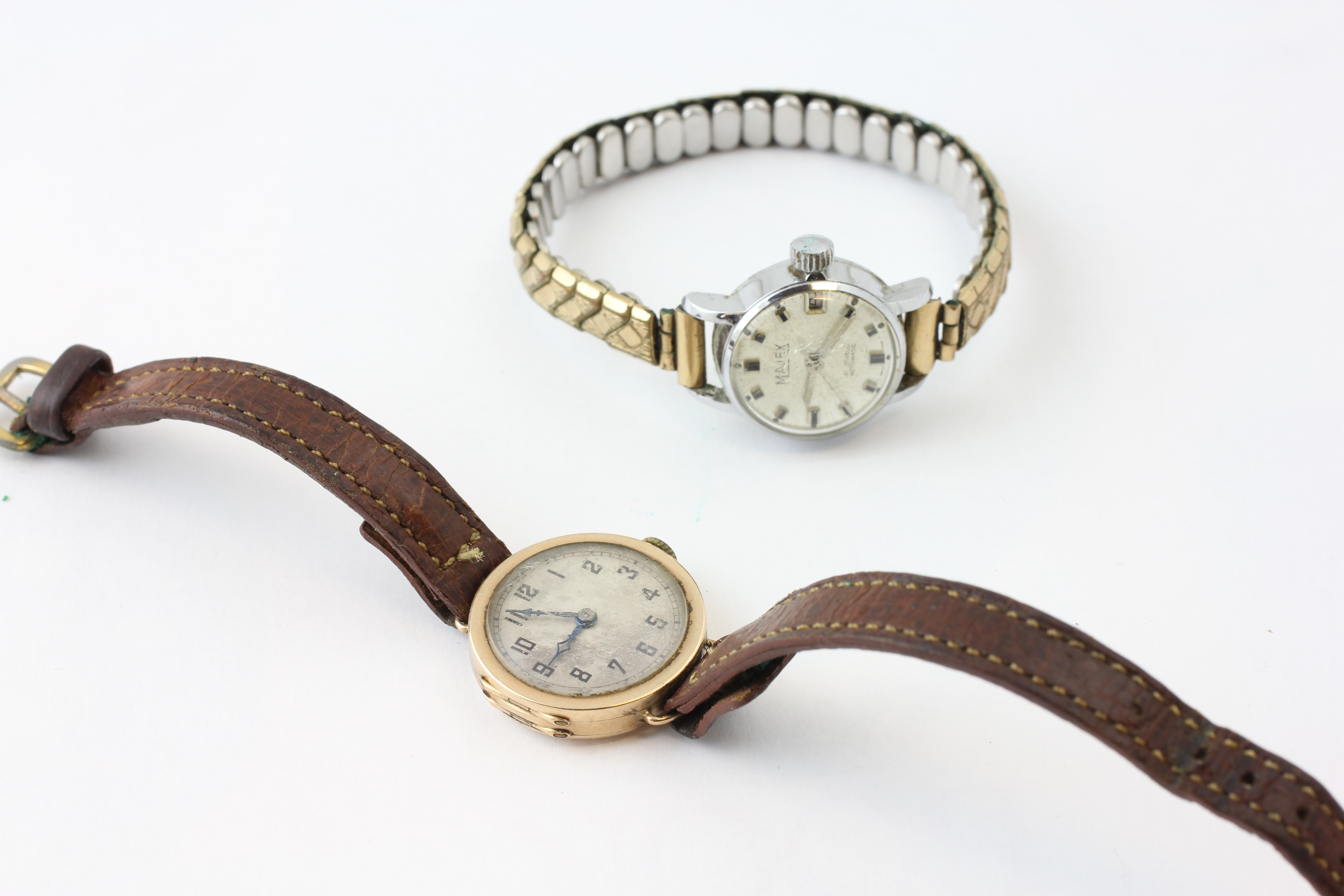 A MAJEX LADY’S WRISTWATCH ON EXPANDABLE BRACELET AND A LADY’S WRISTWATCH WITH 9CT GOLD CASE