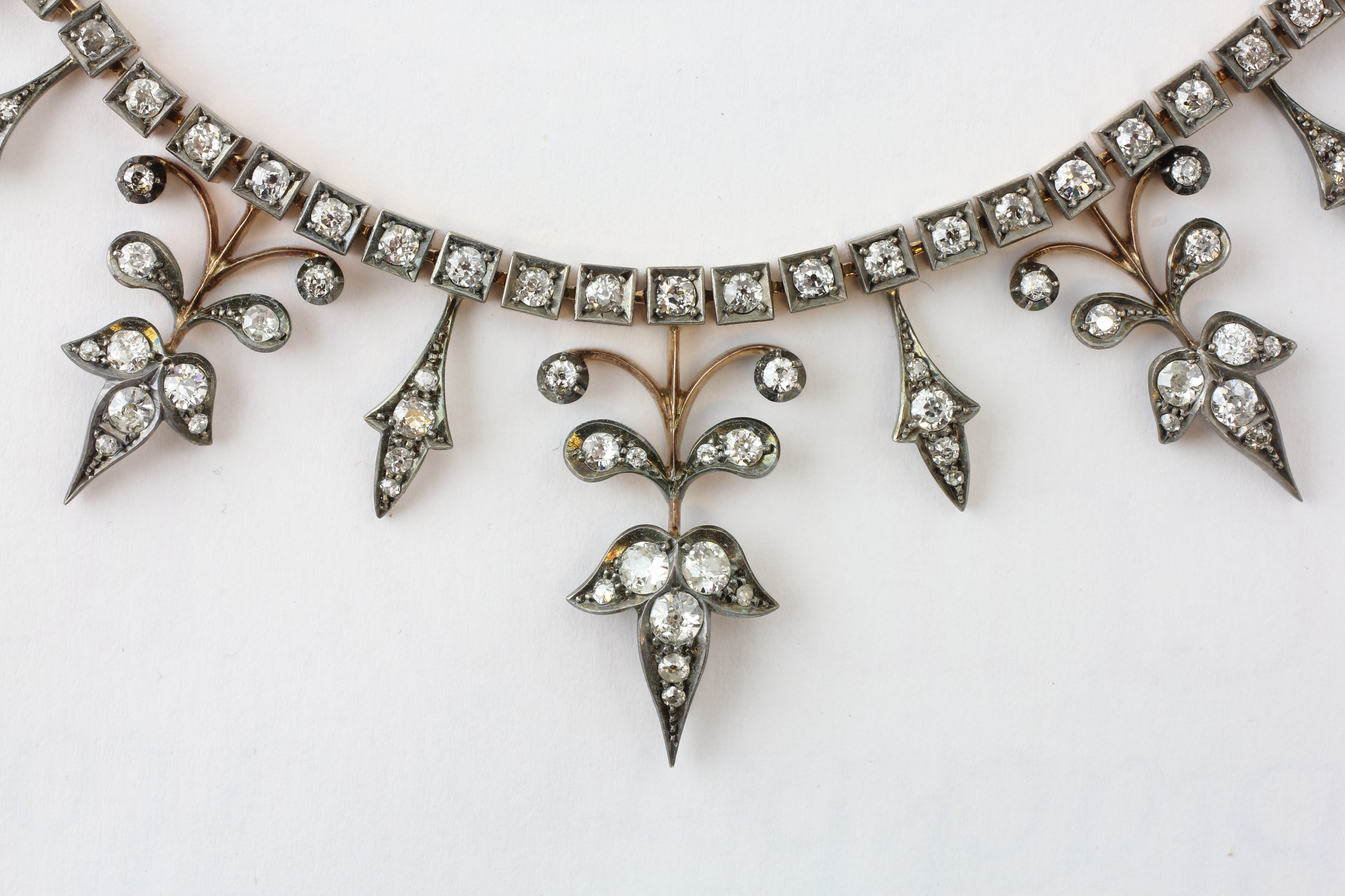 A DIAMOND NECKLACE SET WITH 155 DIAMONDS OF PENDANT LEAF DESIGN, - Image 2 of 9