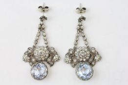 A PAIR OF PENDANT EARRINGS SET WITH CLEAR STONES AND ARTICULATED PENDANT PALE BLUE STONE,