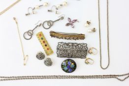 A SMALL GROUP OF ASSORTED COSTUME JEWELLERY TO INCLUDE MARCASITE SET PEARL DROP EARRINGS, ETC.