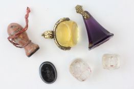 AN EARLY C19TH AMETHYST SEAL WITH ARMORIAL (DAMAGED CONDITION) ALONG WITH A 4 OTHER SEALS,