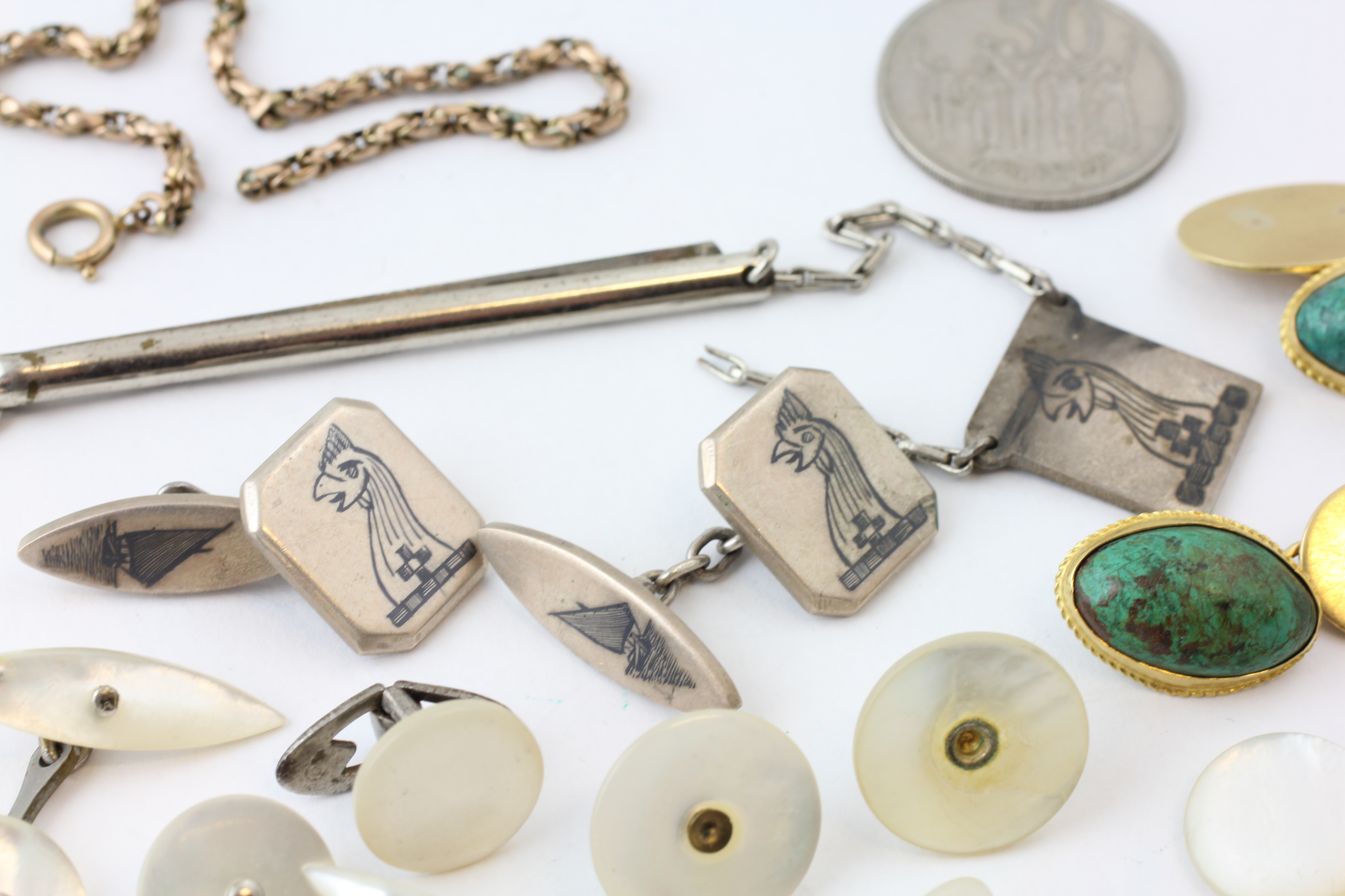 A GROUP OF GENTLEMAN’S CUFFLINKS INCLUDING A PAIR OF 18CT AND GREEN CABOCHON SET LINKS ALONG WITH A - Image 5 of 5