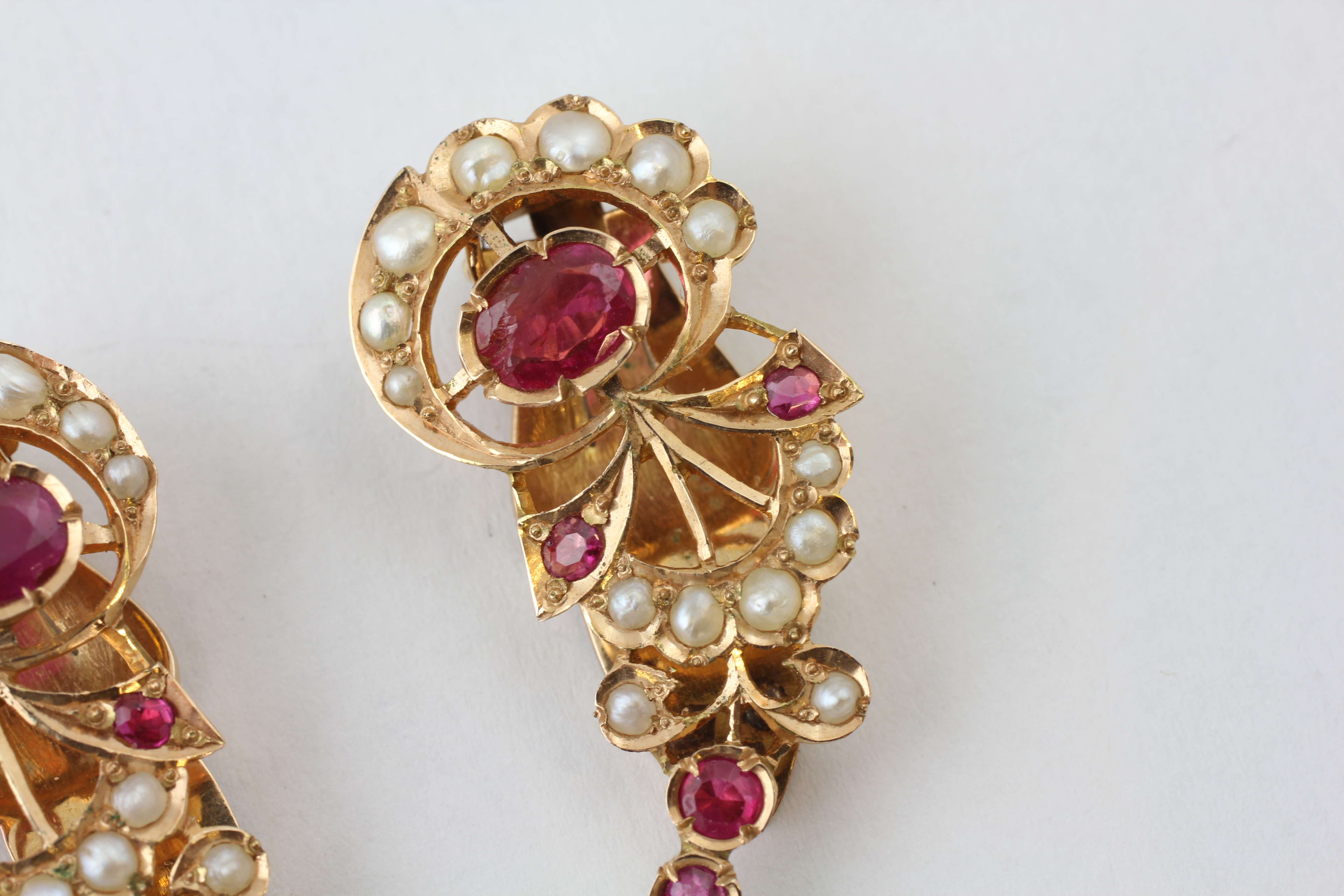 A PAIR OF RUBY AND SEED PEARL SET CLIP ON JEWELS, SET IN UNMARKED YELLOW METAL, - Image 3 of 5