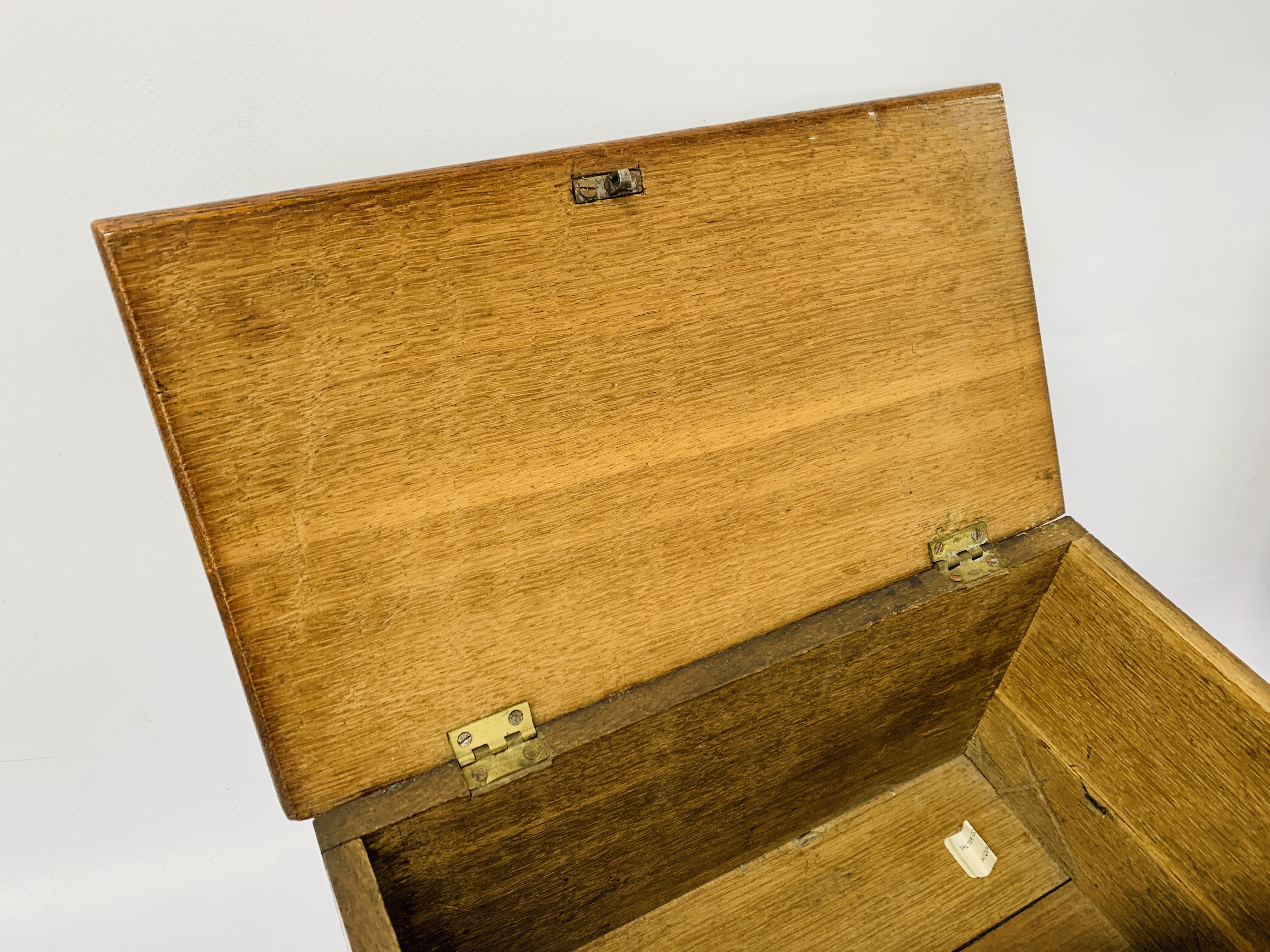 AN ANTIQUE LEATHERED JEWELLERY CASKET, - Image 16 of 27