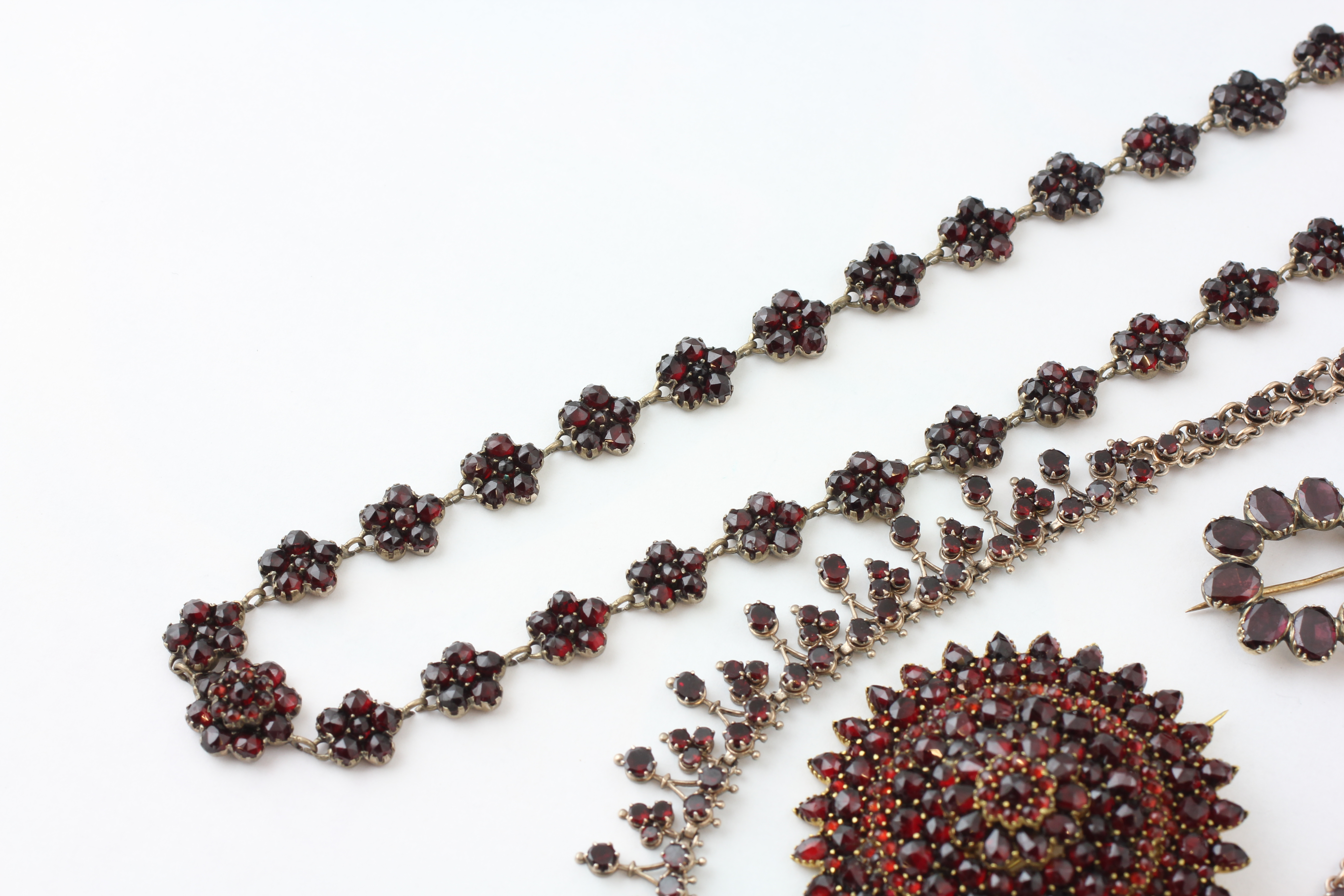 AN EXTENSIVE GROUP OF GARNET SET JEWELLERY, - Image 6 of 12