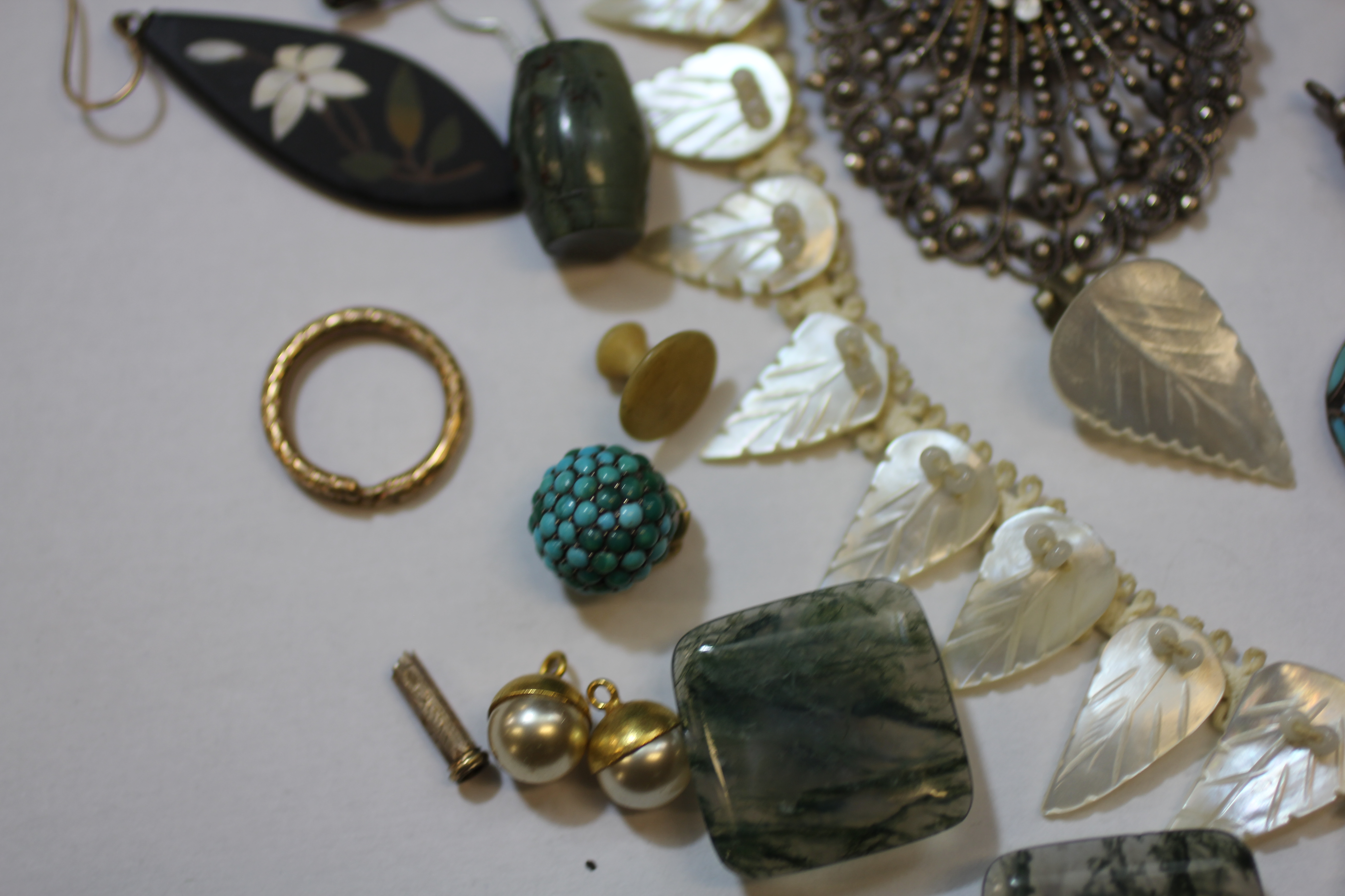 A FURTHER GROUP OF ASSORTED COSTUME JEWELLERY INCLUDING A RETICULE, AN ABALONE NECKLACE, - Image 15 of 20