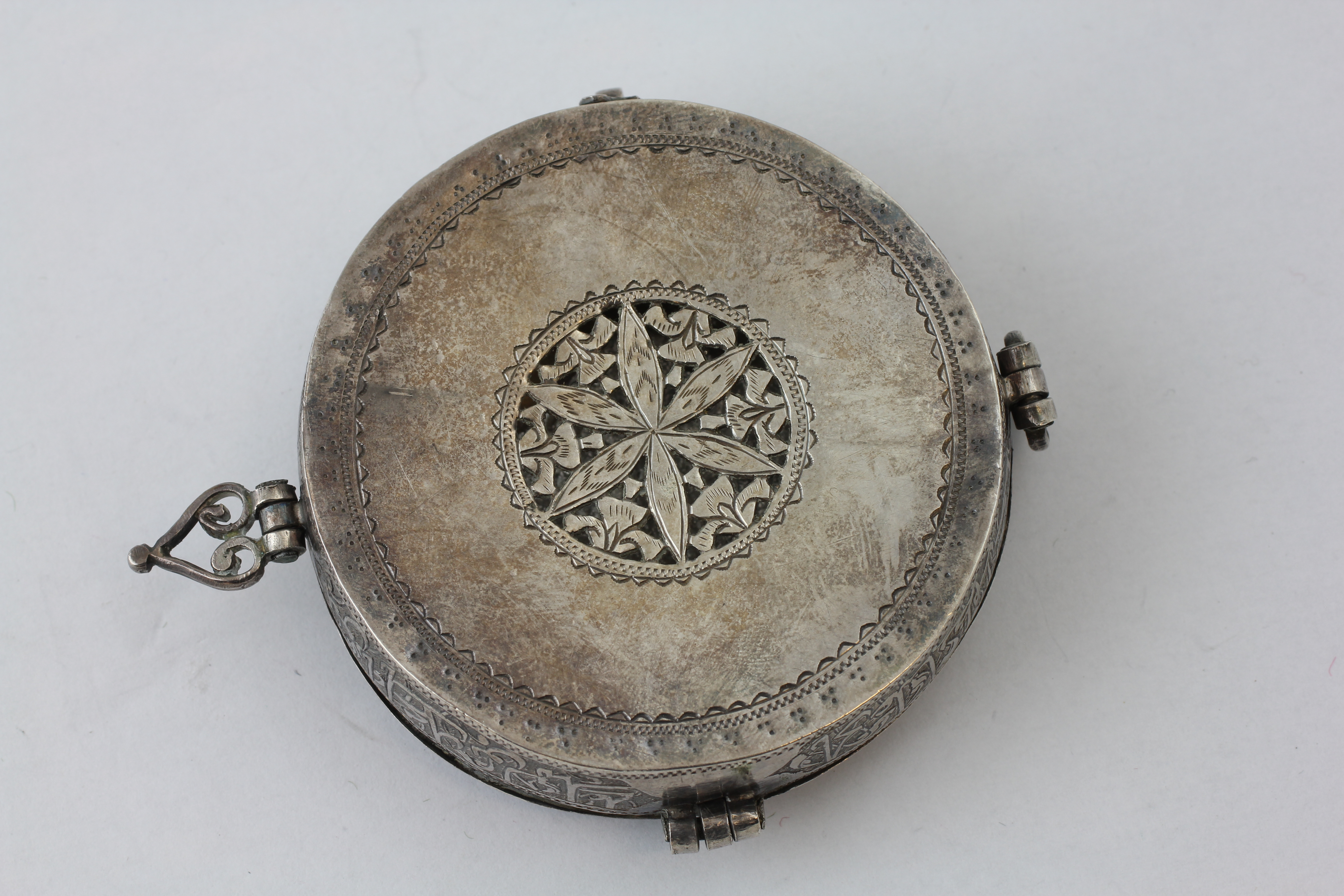 A PERSIAN SILVER AMULET, WEIGHT 33G, DIAMETER 6. - Image 2 of 5