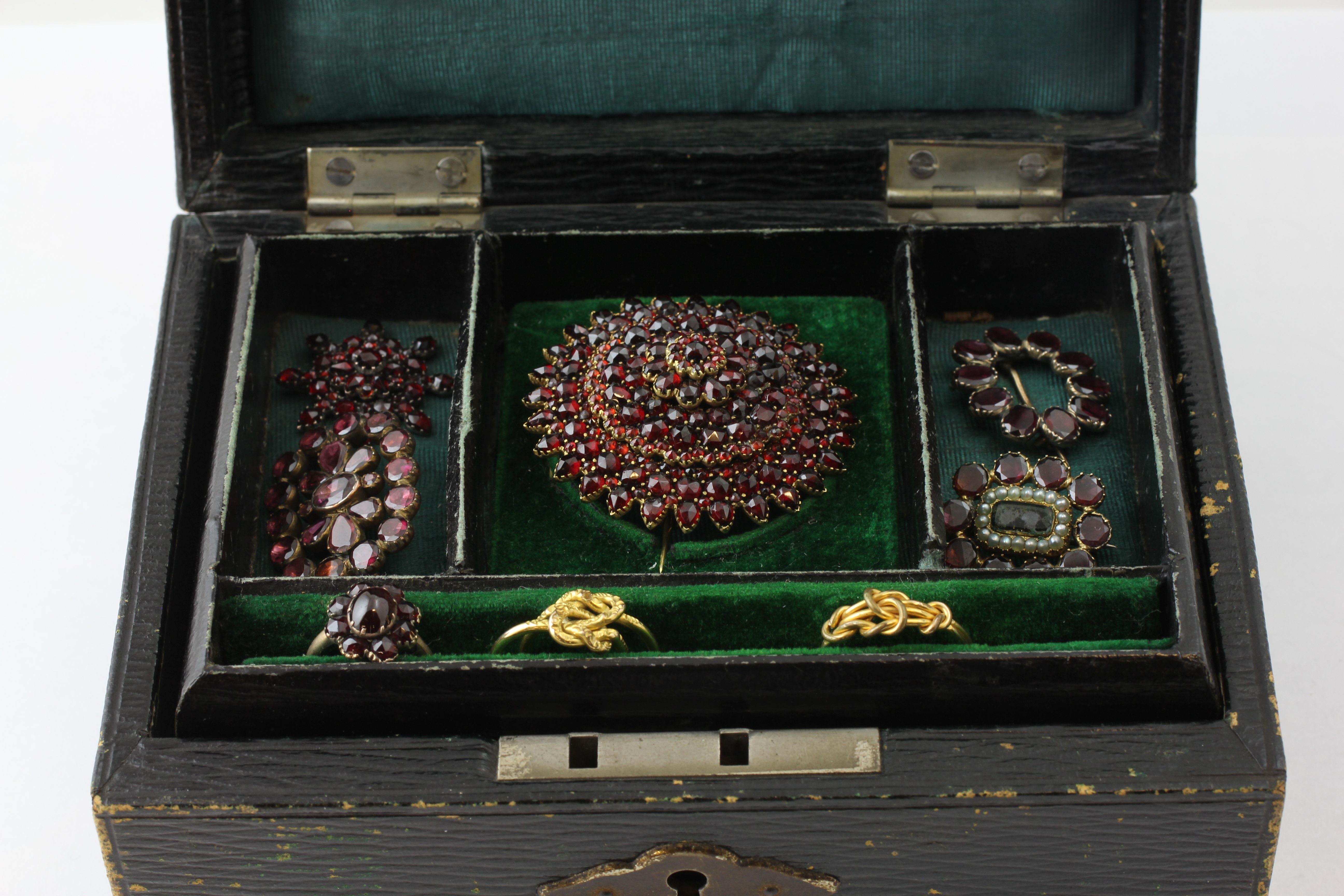 AN EXTENSIVE GROUP OF GARNET SET JEWELLERY, - Image 11 of 12