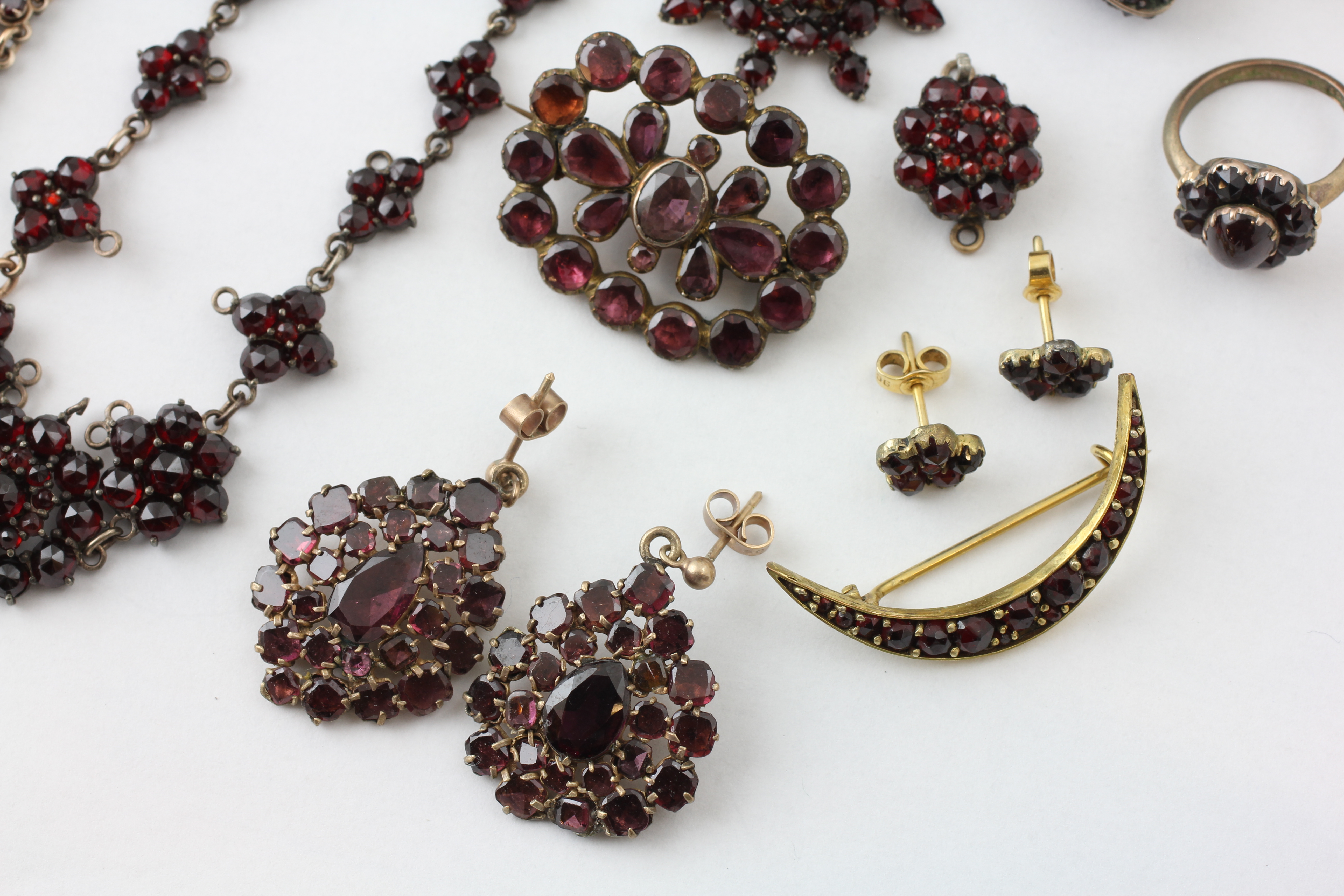 AN EXTENSIVE GROUP OF GARNET SET JEWELLERY, - Image 2 of 12