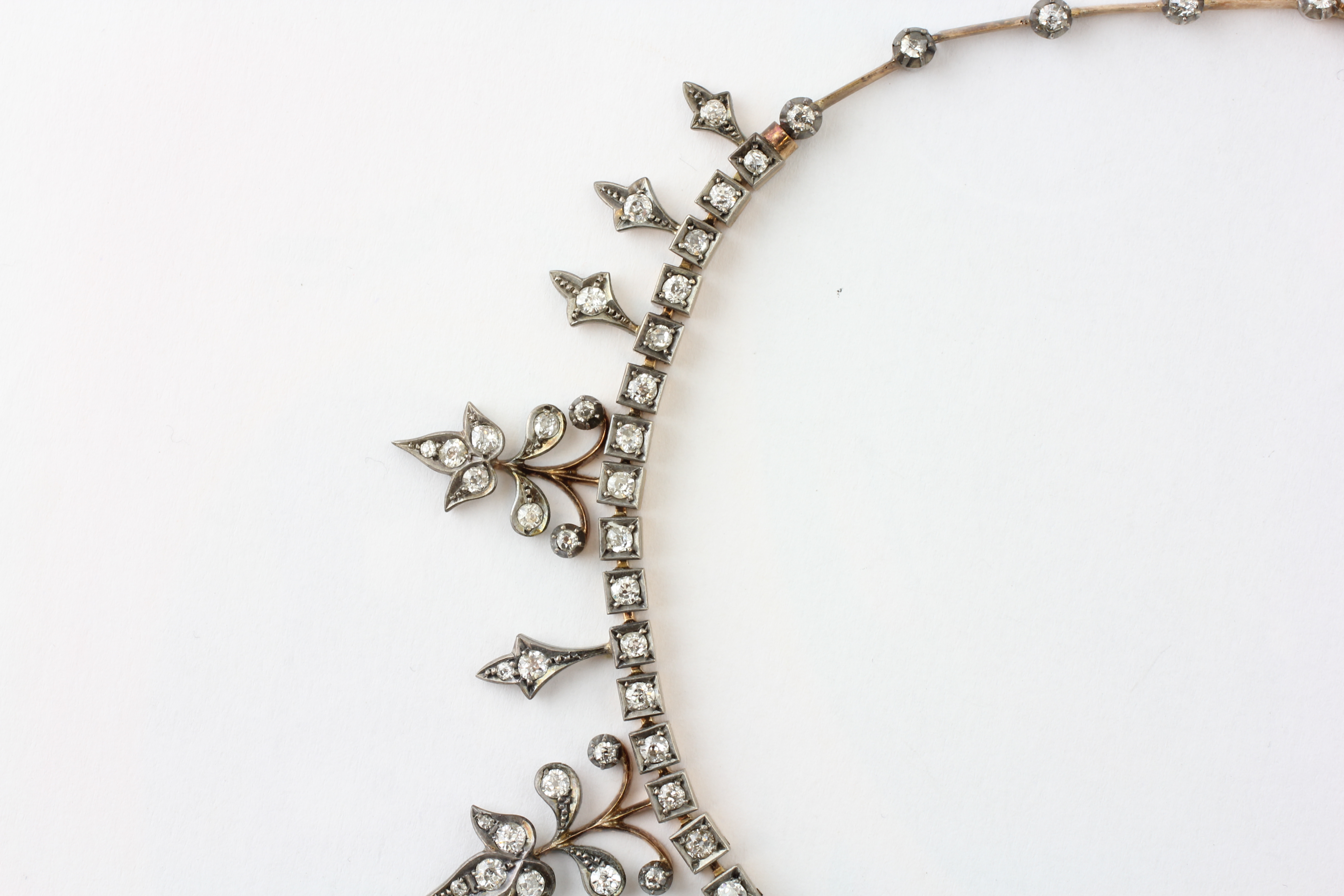 A DIAMOND NECKLACE SET WITH 155 DIAMONDS OF PENDANT LEAF DESIGN, - Image 5 of 9