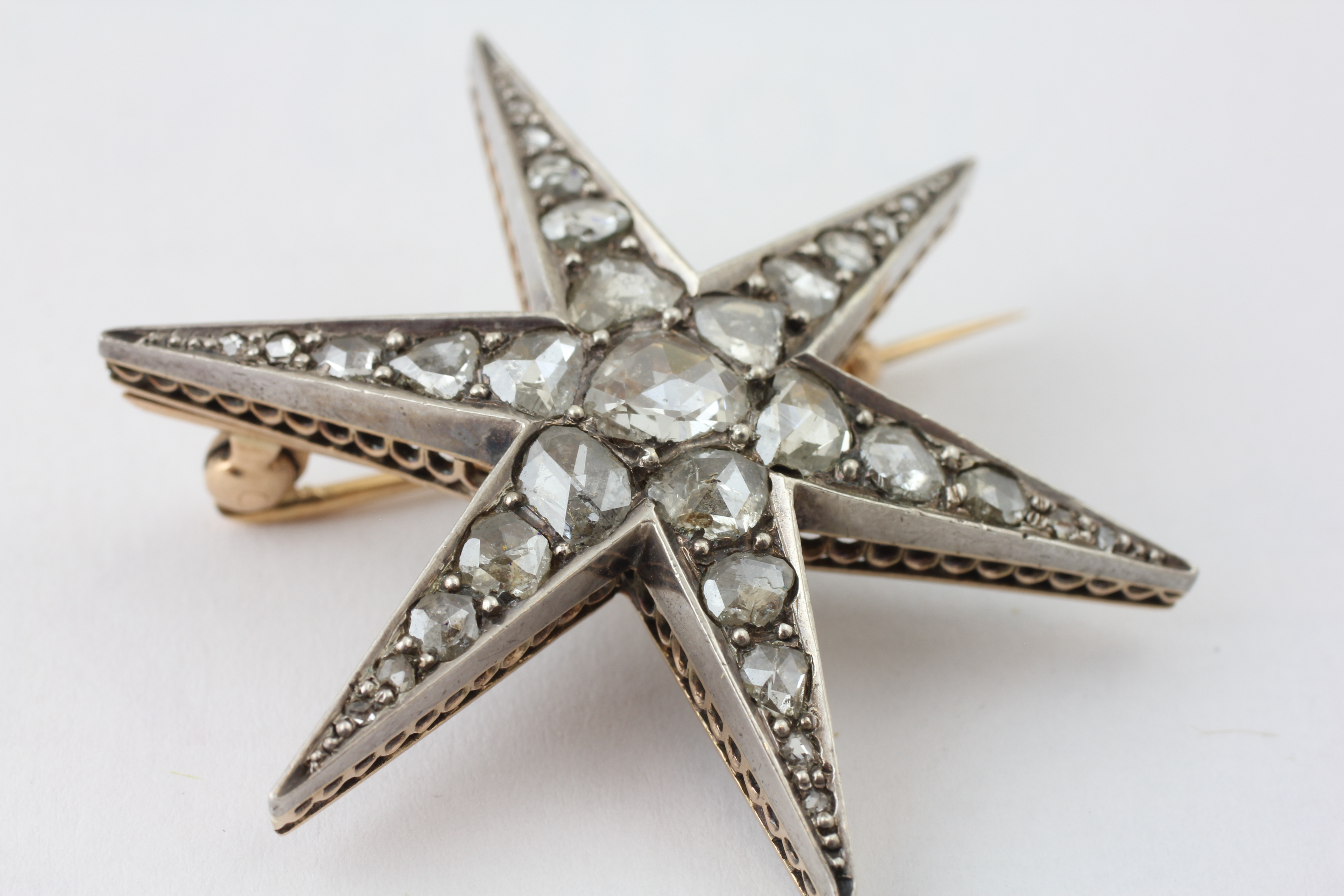 A DIAMOND BROOCH OF SIX-POINTED STAR DESIGN AND SET WITH 31 OLD CUT DIAMONDS, DIAMETER APPROX. - Image 2 of 6