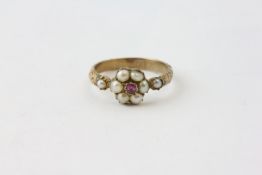 A PEARL RING WITH CENTRAL AMETHYST ON AN UNMARKED YELLOW METAL BAND,