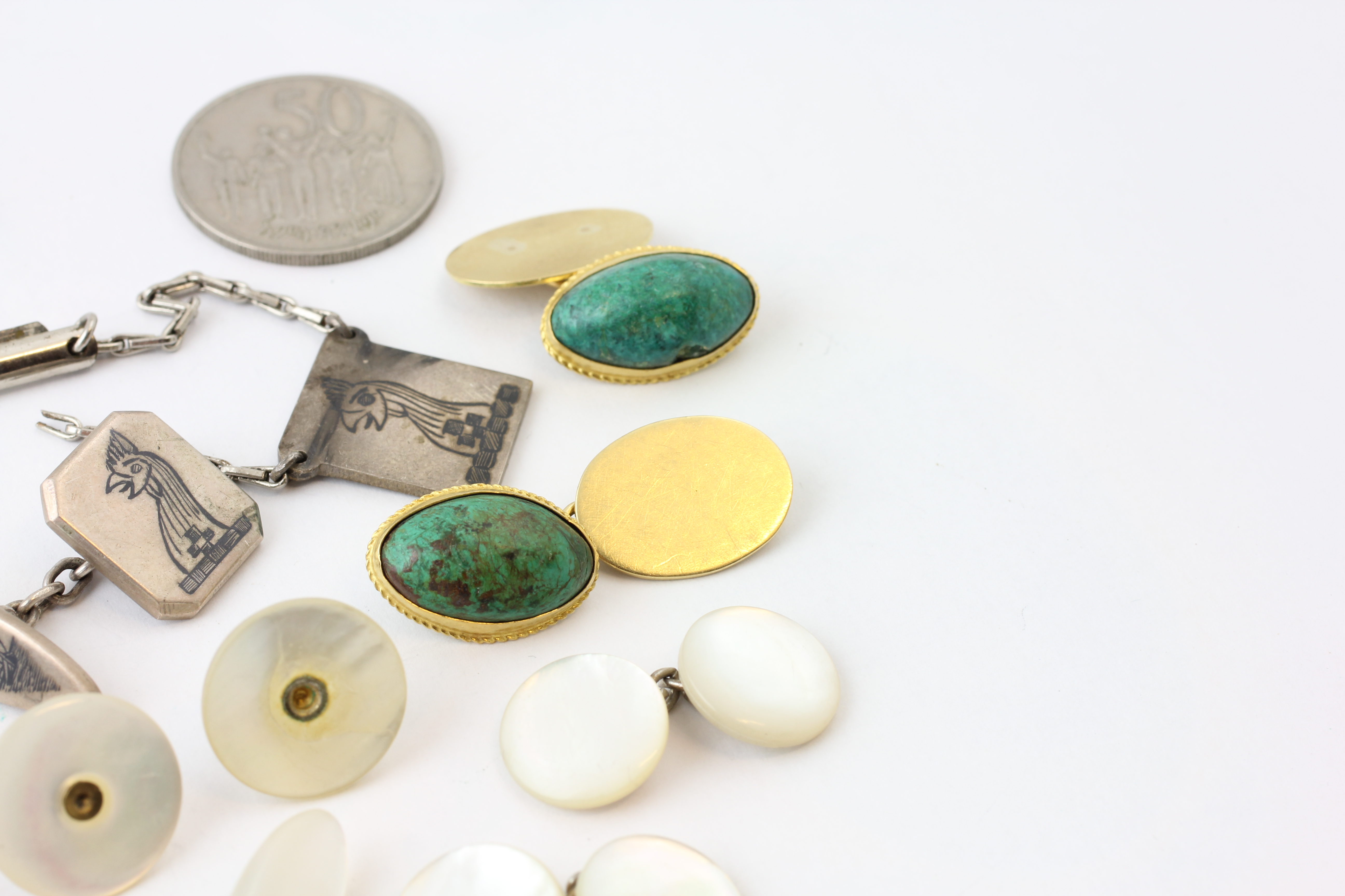 A GROUP OF GENTLEMAN’S CUFFLINKS INCLUDING A PAIR OF 18CT AND GREEN CABOCHON SET LINKS ALONG WITH A - Image 3 of 5