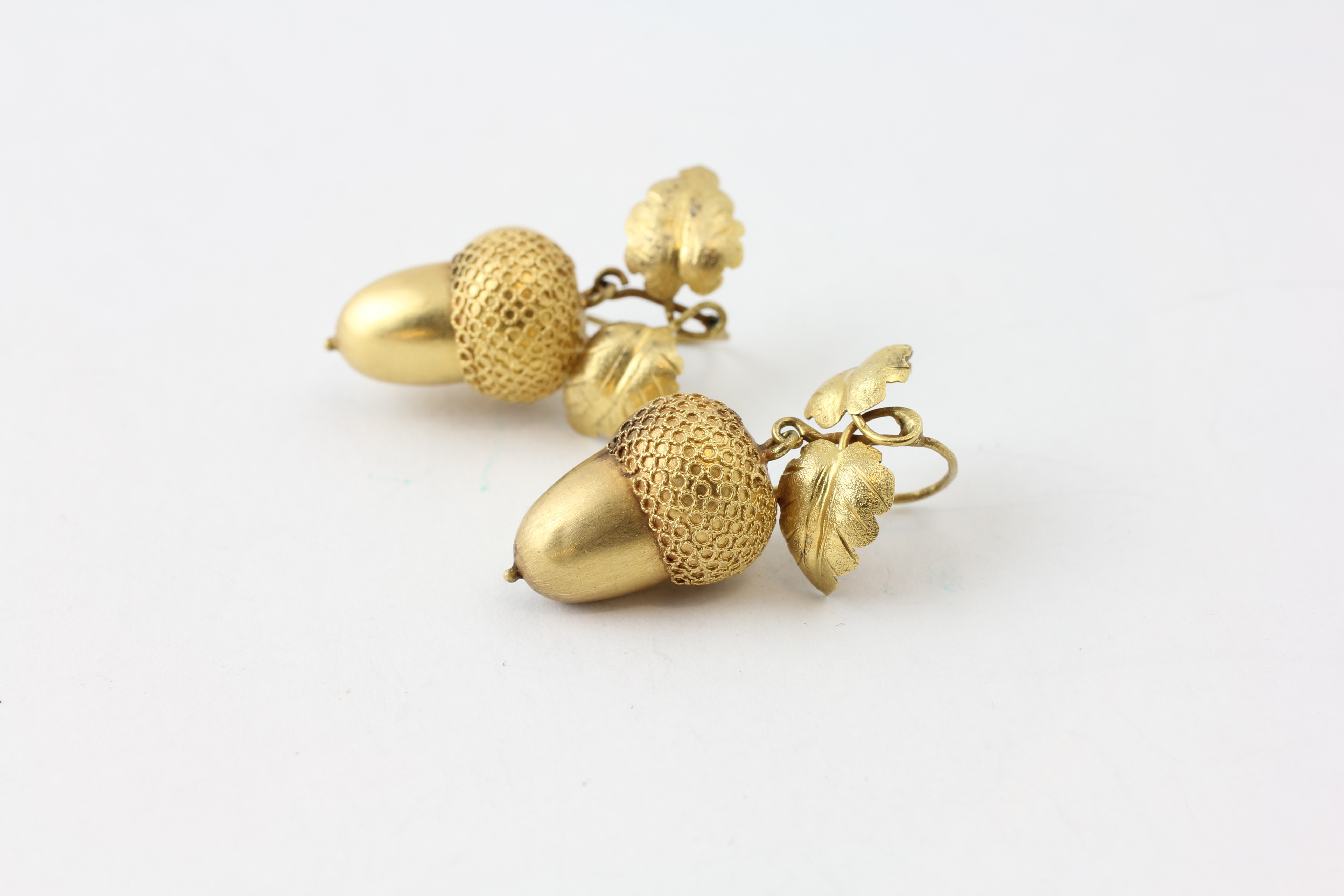 A PAIR OF UNMARKED YELLOW METAL ACORN EARRINGS (DENTED),