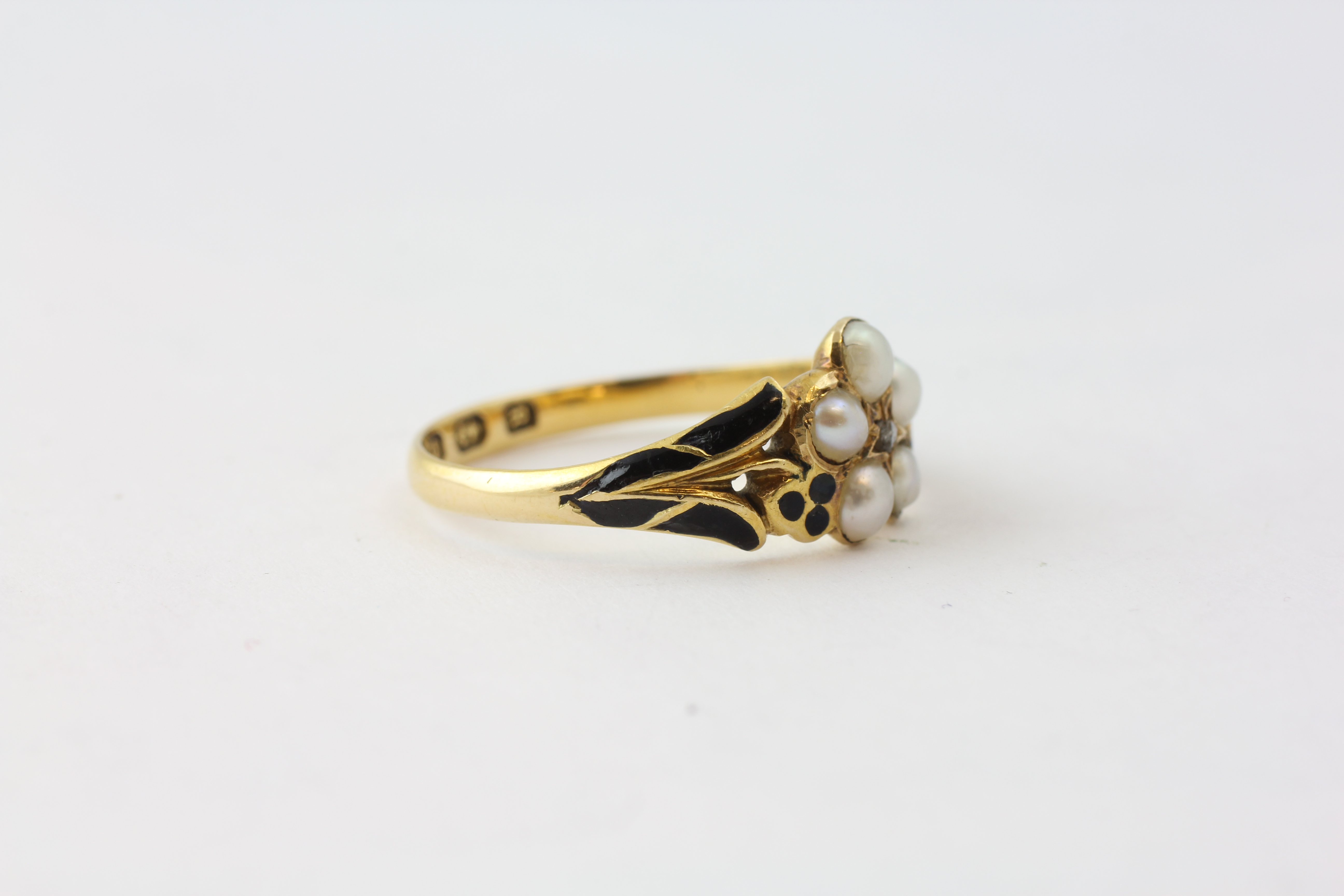 A PEARL AND BLACK ENAMELLED MOURNING RING SET IN 18CT. - Image 2 of 5