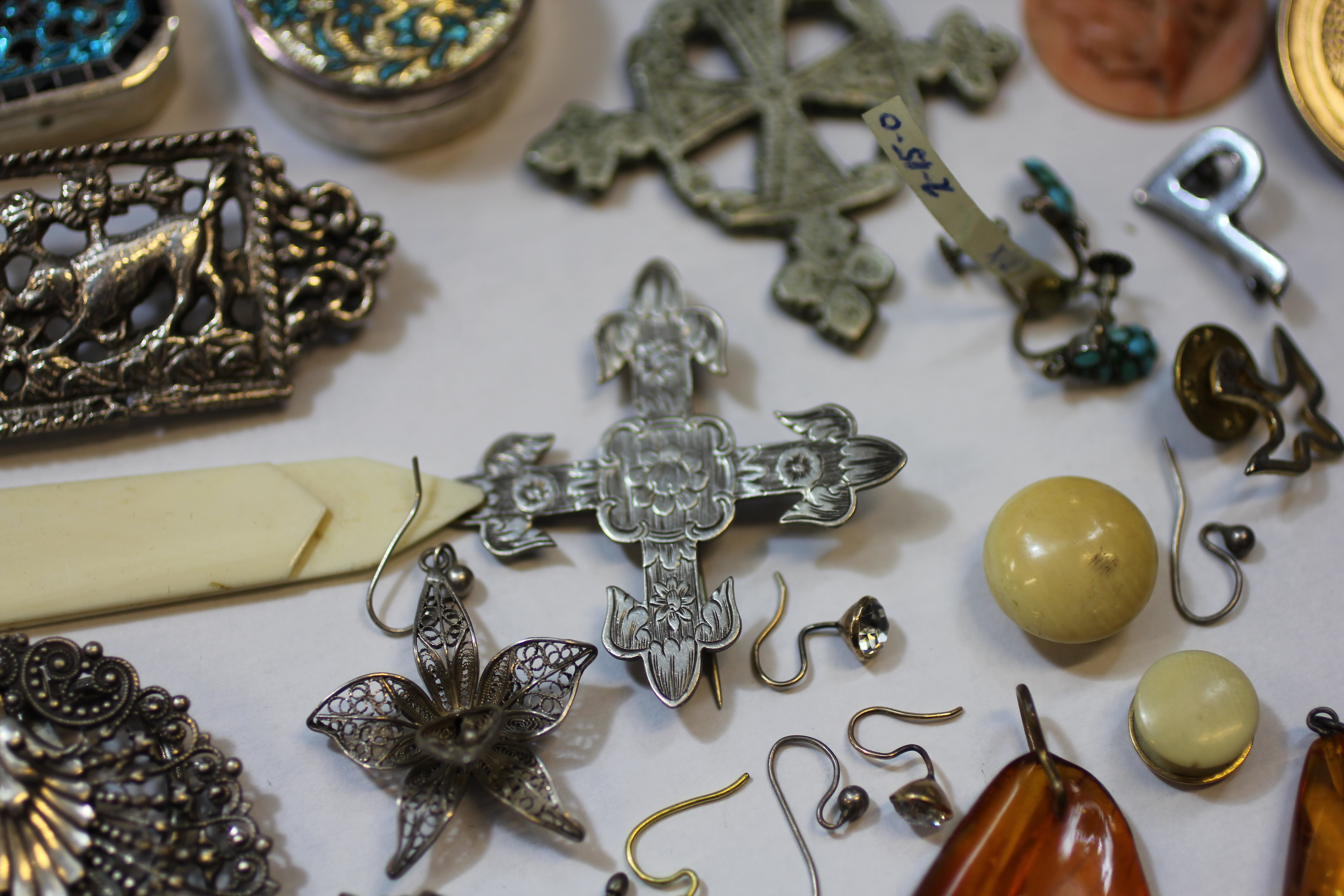 A FURTHER GROUP OF ASSORTED COSTUME JEWELLERY INCLUDING A RETICULE, AN ABALONE NECKLACE, - Image 8 of 20