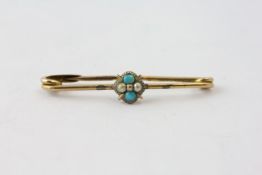 A 9CT GOLD BAR BROOCH SET WITH TURQUOISE AND PEARLS, OVERALL LENGTH 32.