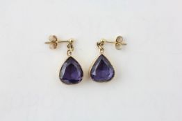 A PAIR OF AMETHYST PENDANT EARRINGS, THE STONES PEAR SHAPED, SET IN UNMARKED YELLOW METAL,