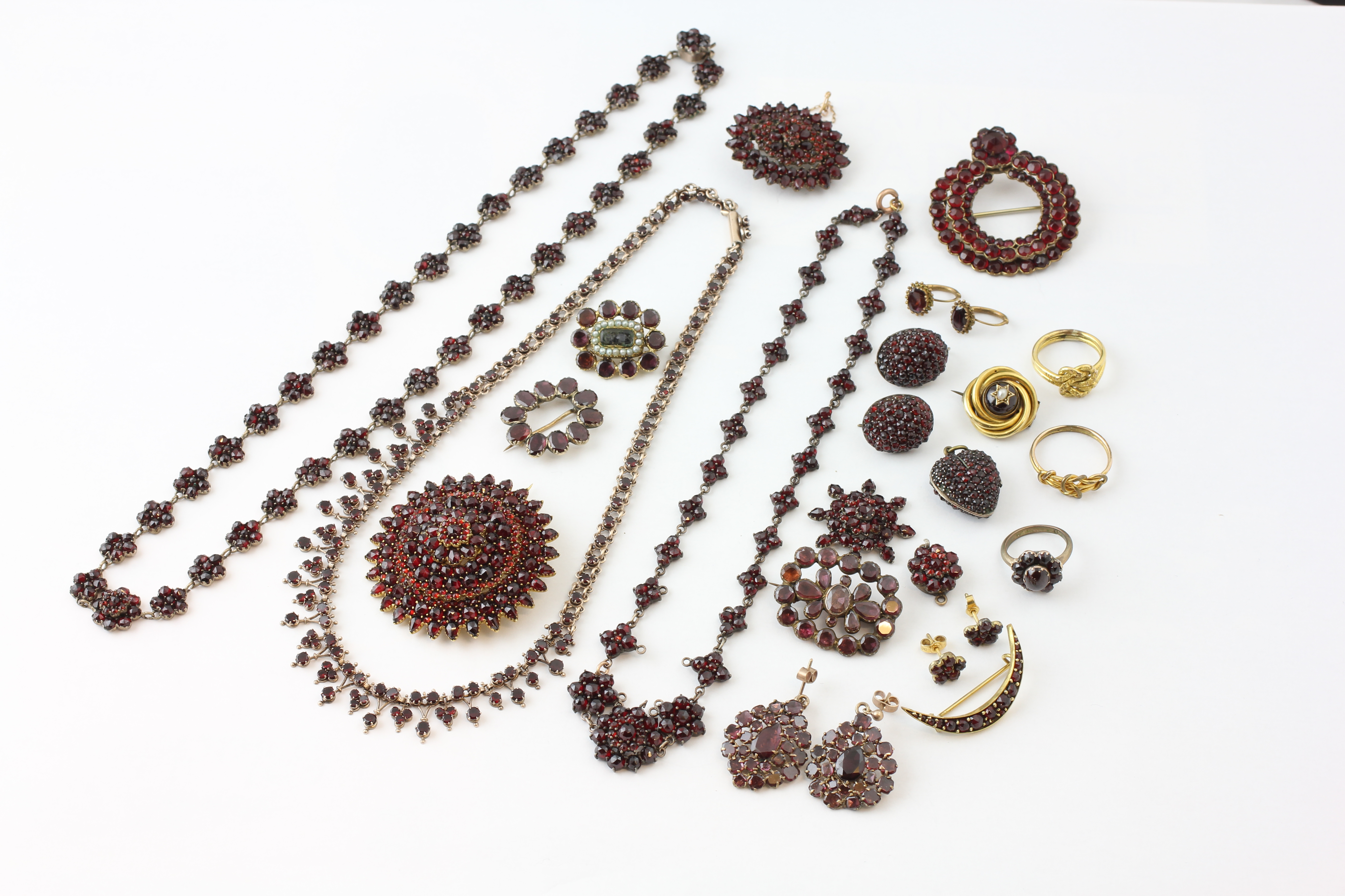 AN EXTENSIVE GROUP OF GARNET SET JEWELLERY,