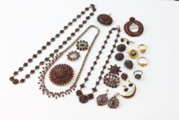 AN EXTENSIVE GROUP OF GARNET SET JEWELLERY,