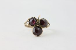 A THREE STONE AMETHYST RING OF CLOVER LEAF DESIGN, SET IN UNMARKED YELLOW METAL,