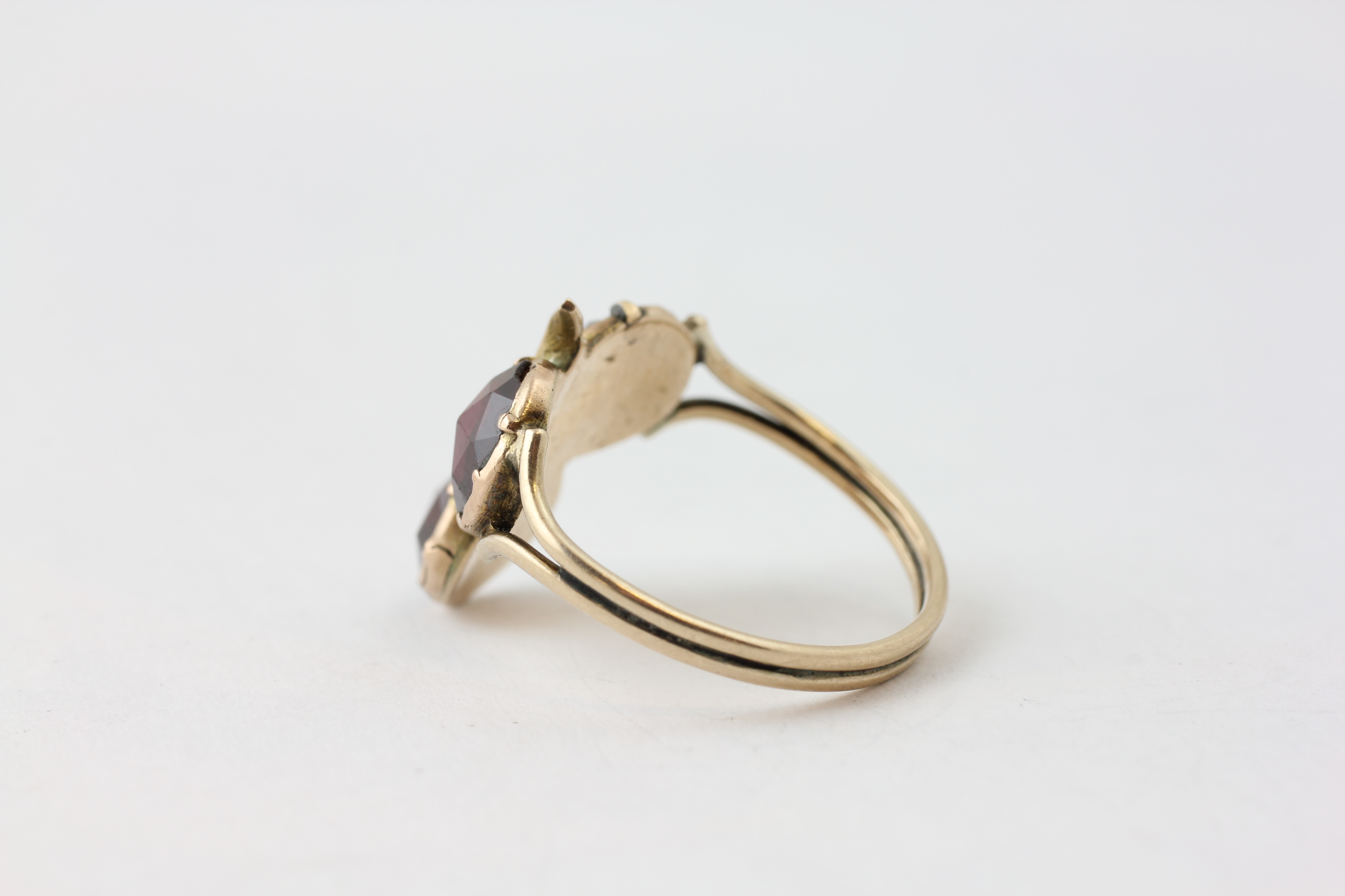 A THREE STONE AMETHYST RING OF CLOVER LEAF DESIGN, SET IN UNMARKED YELLOW METAL, - Image 4 of 5