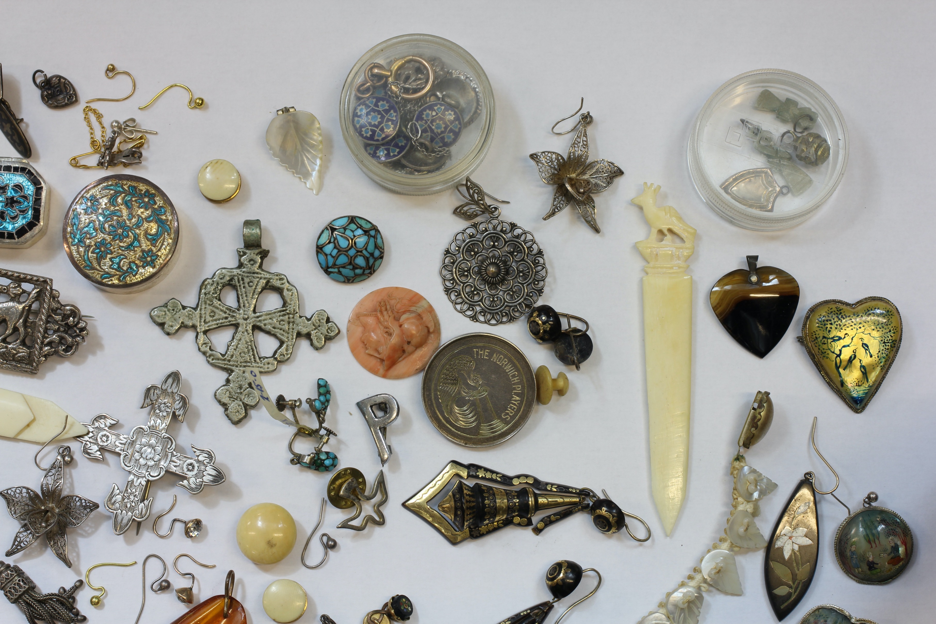 A FURTHER GROUP OF ASSORTED COSTUME JEWELLERY INCLUDING A RETICULE, AN ABALONE NECKLACE, - Image 5 of 20