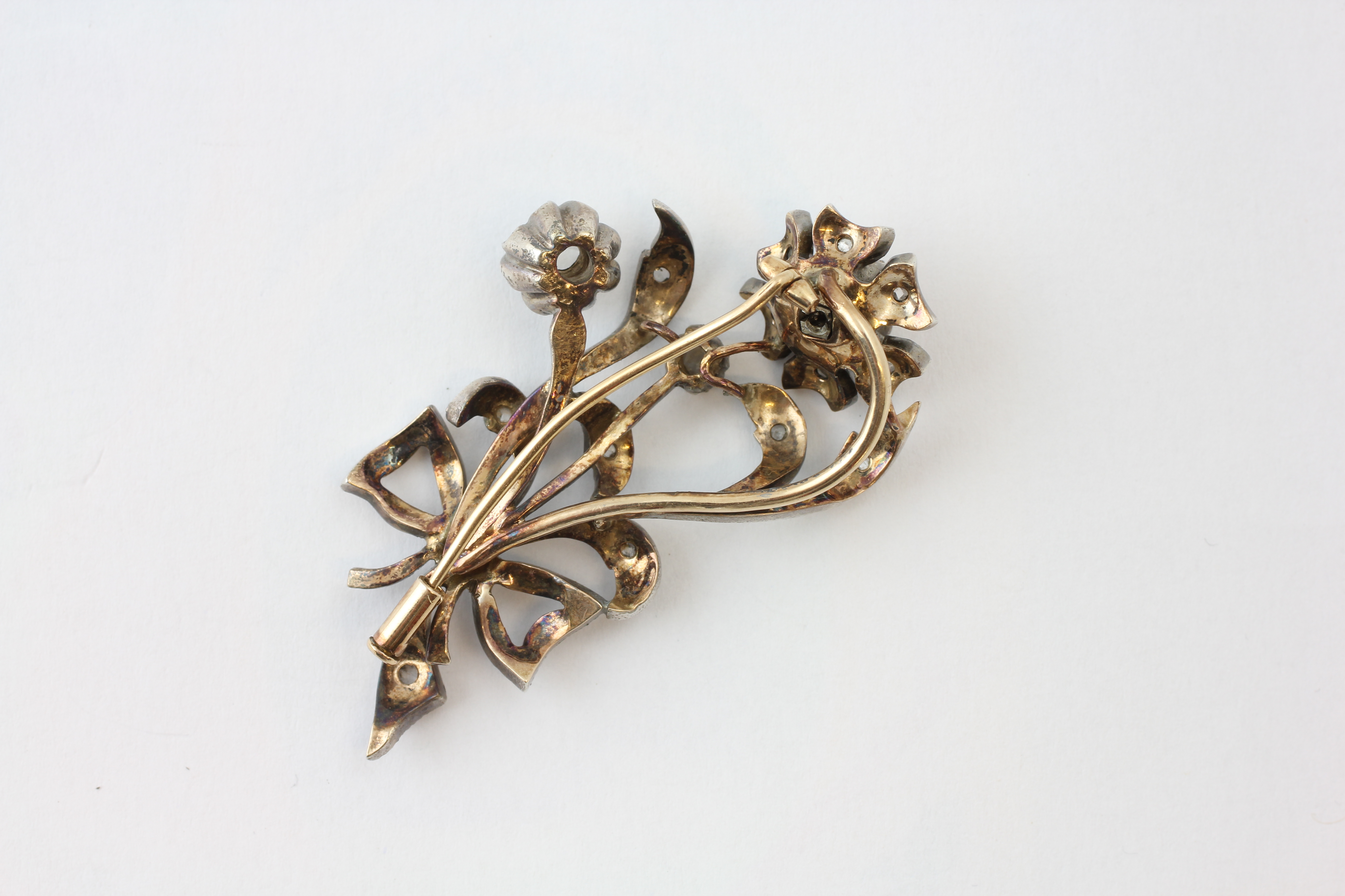 AN EDWARDIAN DIAMOND BROOCH OF FLOWERHEAD AND BOW DESIGN SET IN WHITE AND YELLOW PRECIOUS METAL, - Image 5 of 5