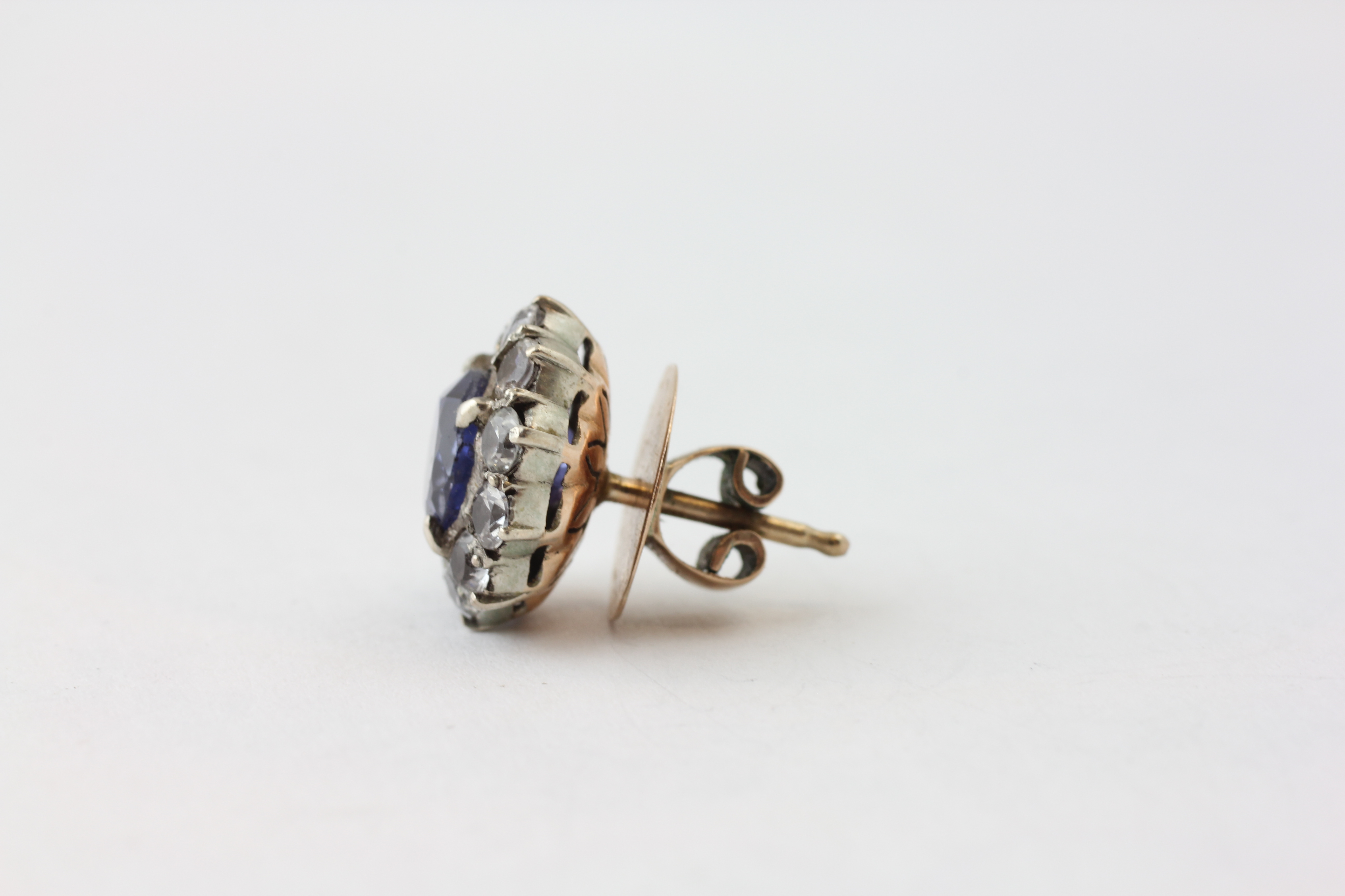 A PAIR OF SAPPHIRE AND DIAMOND STUD EARRINGS, THE PRINCIPAL STONES APPROX. - Image 6 of 6