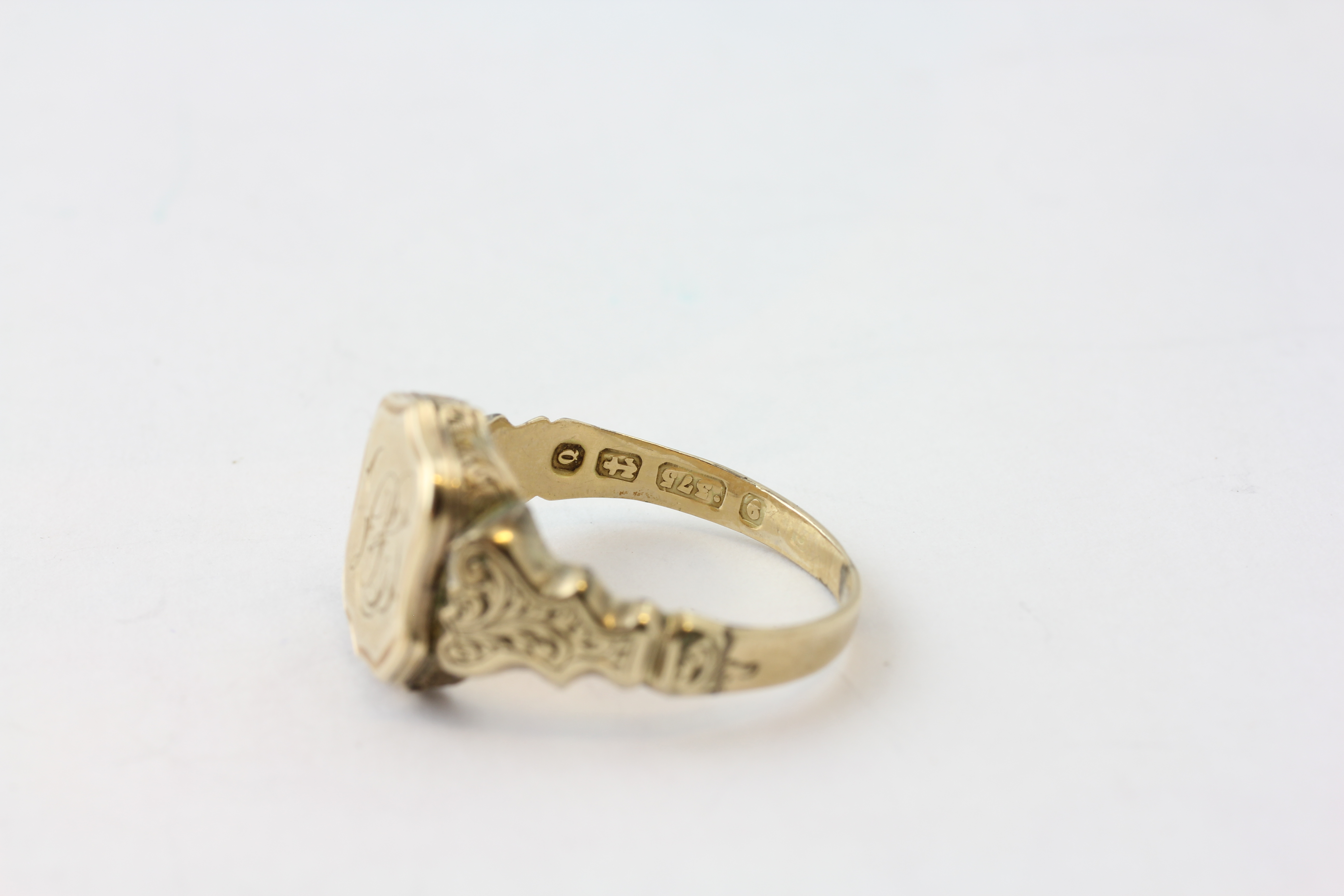 A 9CT GOLD SIGNET RING ENGRAVED WITH MONOGRAM, THE TOP HINGED REVEALING POCKET COMPARTMENT, - Image 5 of 8