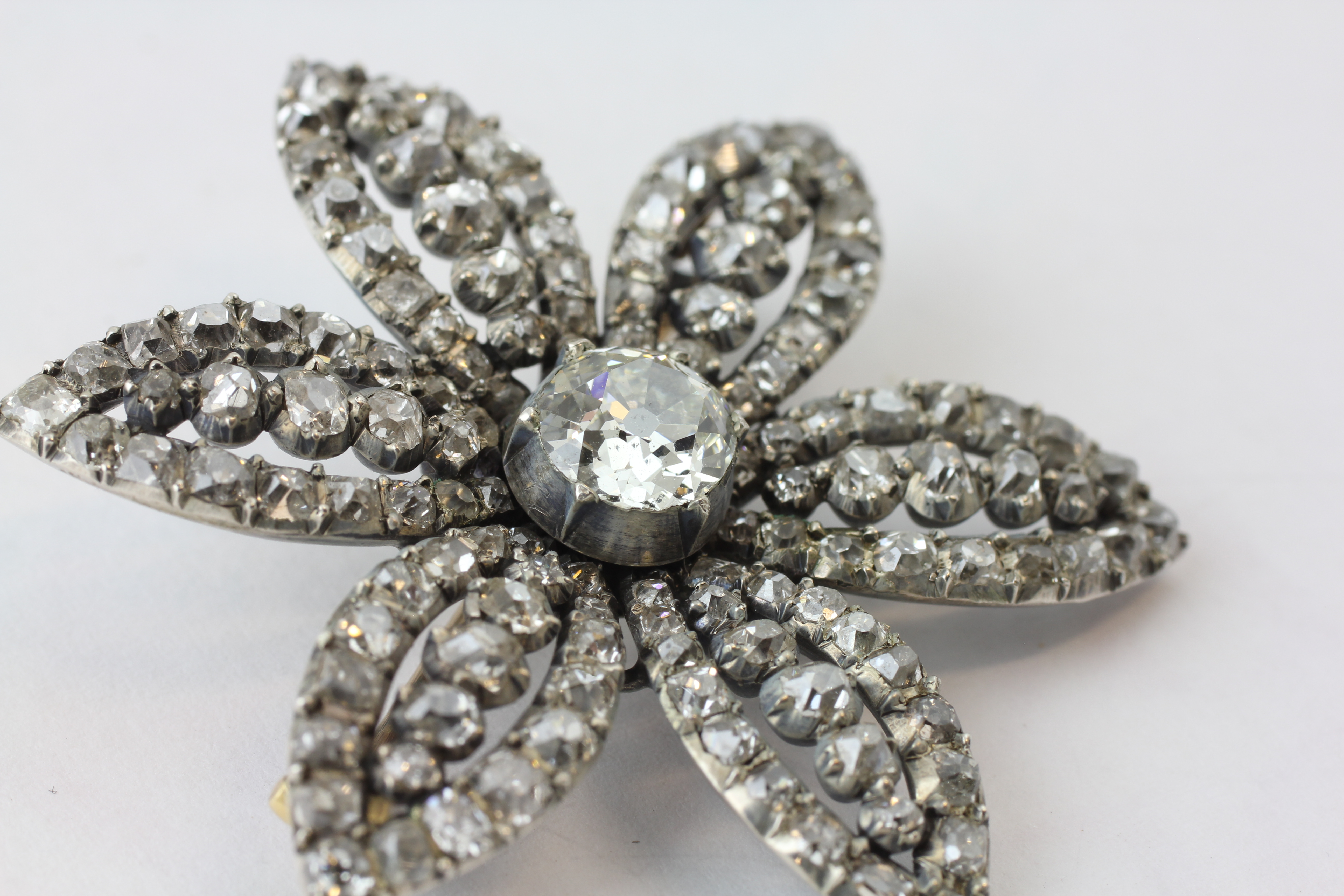 A SIX PETAL FLOWER HEAD DIAMOND BROOCH, SET WITH 133 DIAMONDS, THE CENTRAL STONE APPROXIMATELY 1CT, - Image 4 of 4