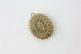 AN UNMARKED YELLOW METAL LOCKET OF FILIGREE DESIGN, ASSUMED 9CT., HEIGHT 38MM.