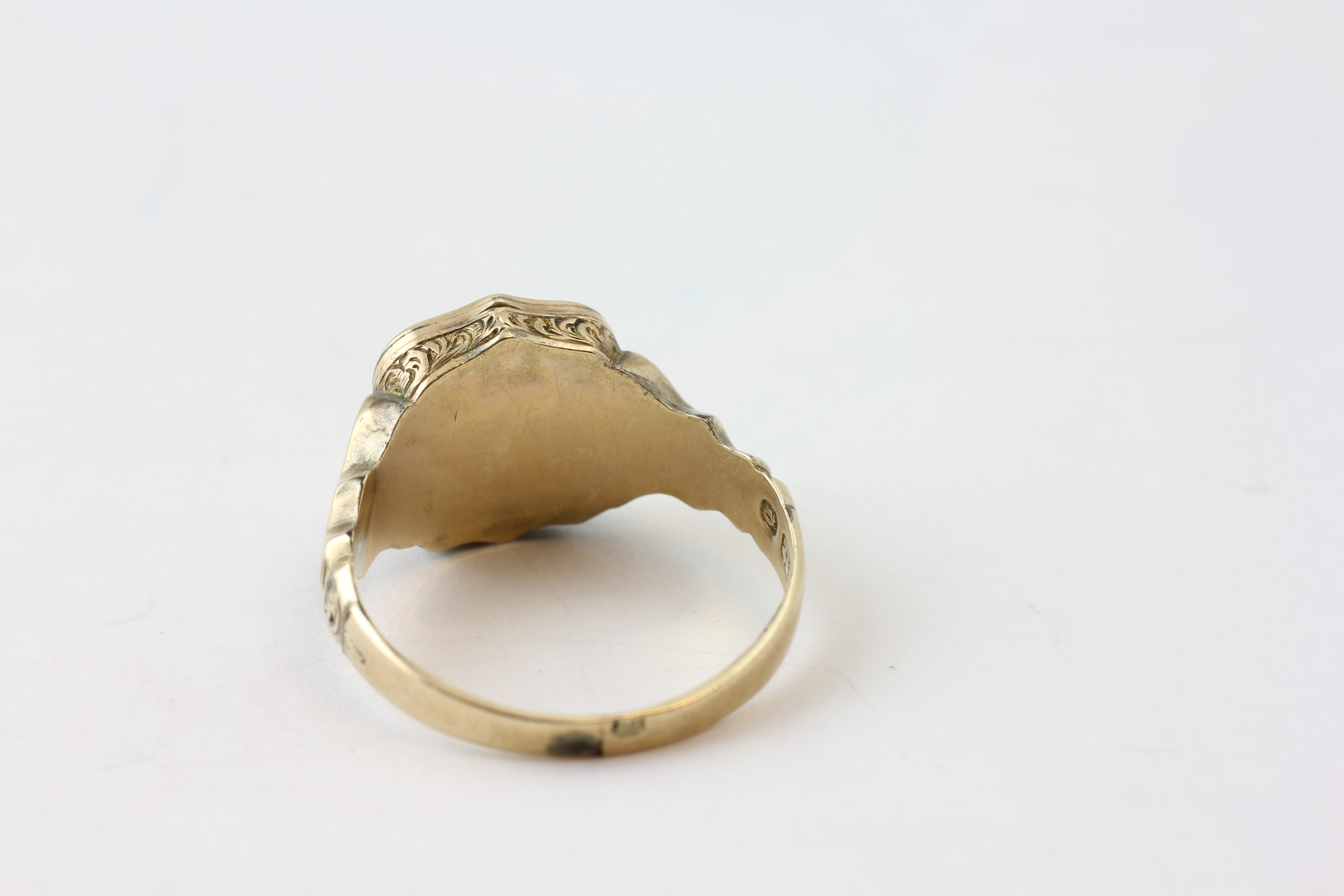 A 9CT GOLD SIGNET RING ENGRAVED WITH MONOGRAM, THE TOP HINGED REVEALING POCKET COMPARTMENT, - Image 4 of 8