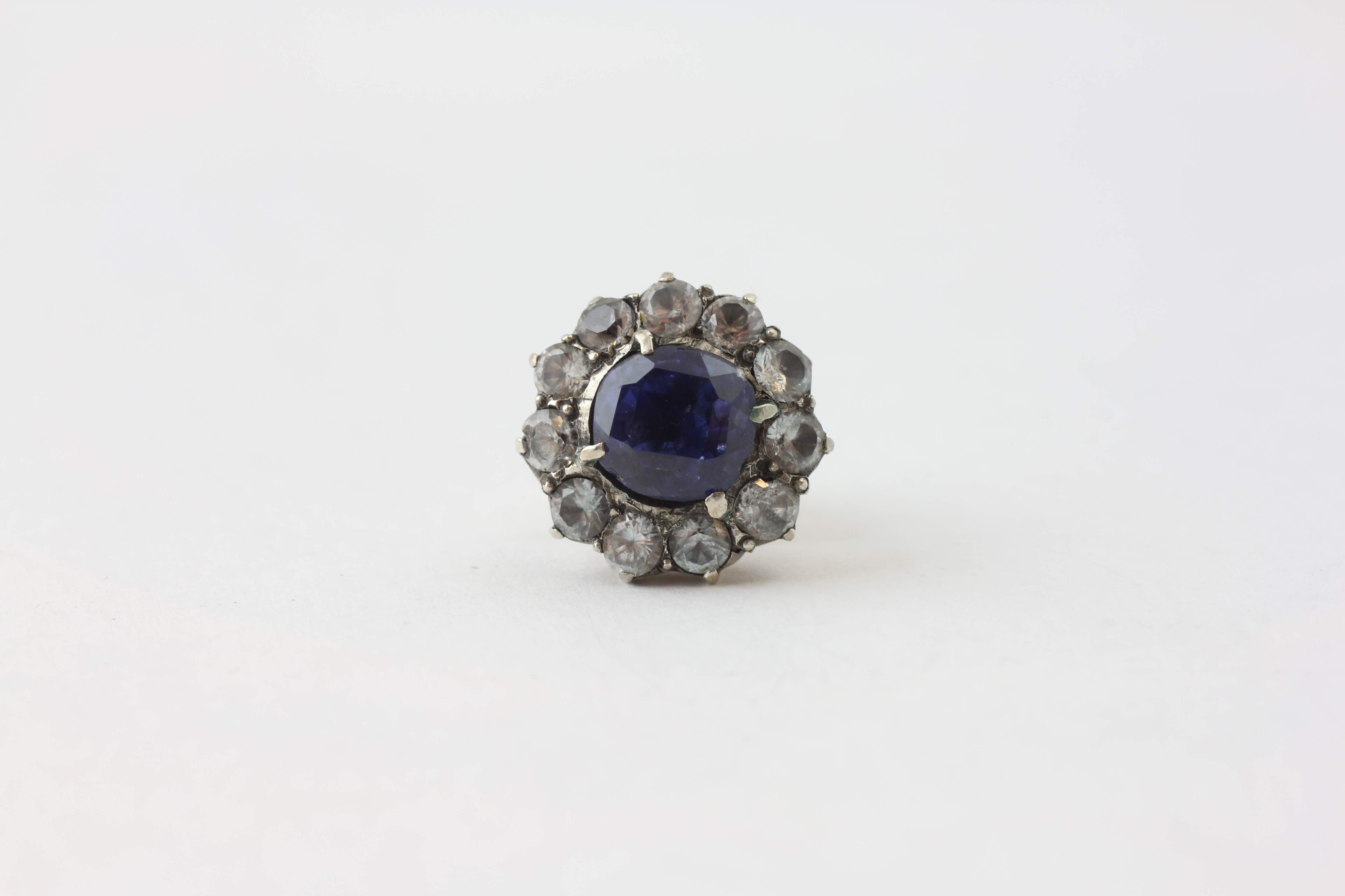 A PAIR OF SAPPHIRE AND DIAMOND STUD EARRINGS, THE PRINCIPAL STONES APPROX. - Image 3 of 6