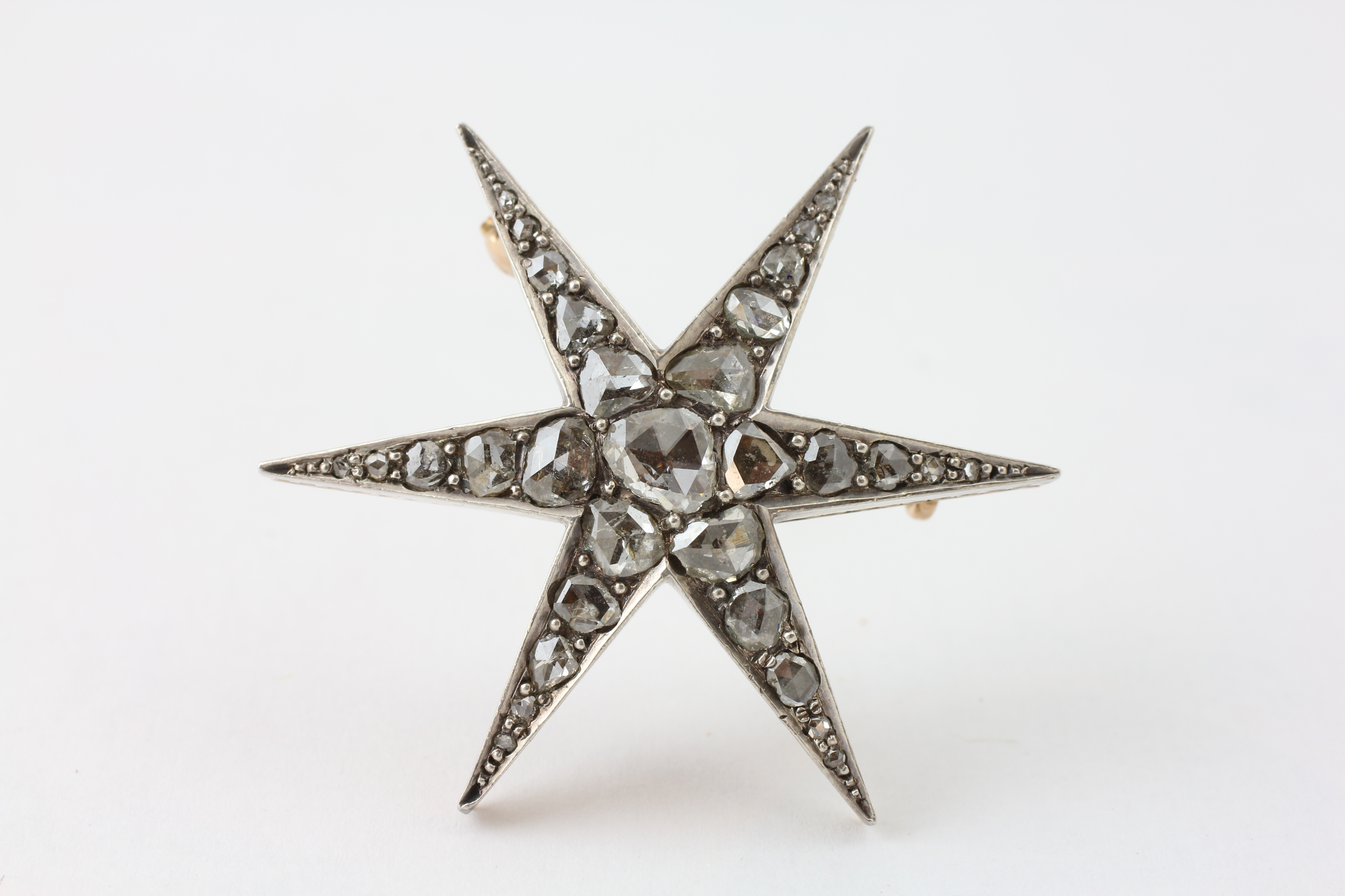 A DIAMOND BROOCH OF SIX-POINTED STAR DESIGN AND SET WITH 31 OLD CUT DIAMONDS, DIAMETER APPROX. - Image 4 of 6